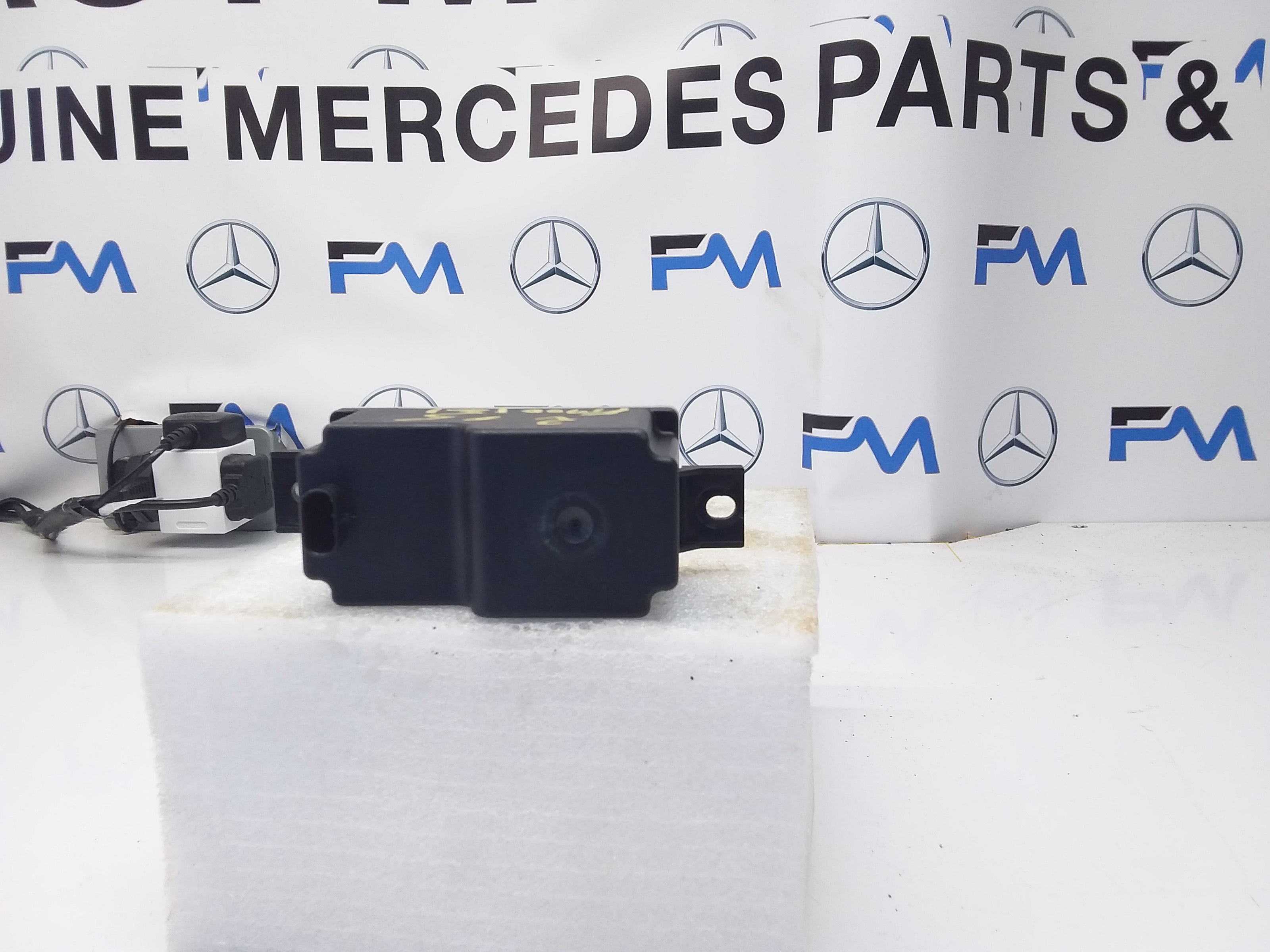 MERCEDES C-CLASS VOLTAGE CONVERTER AUXILIARY BATTERY W205 A2059053413 FM00121