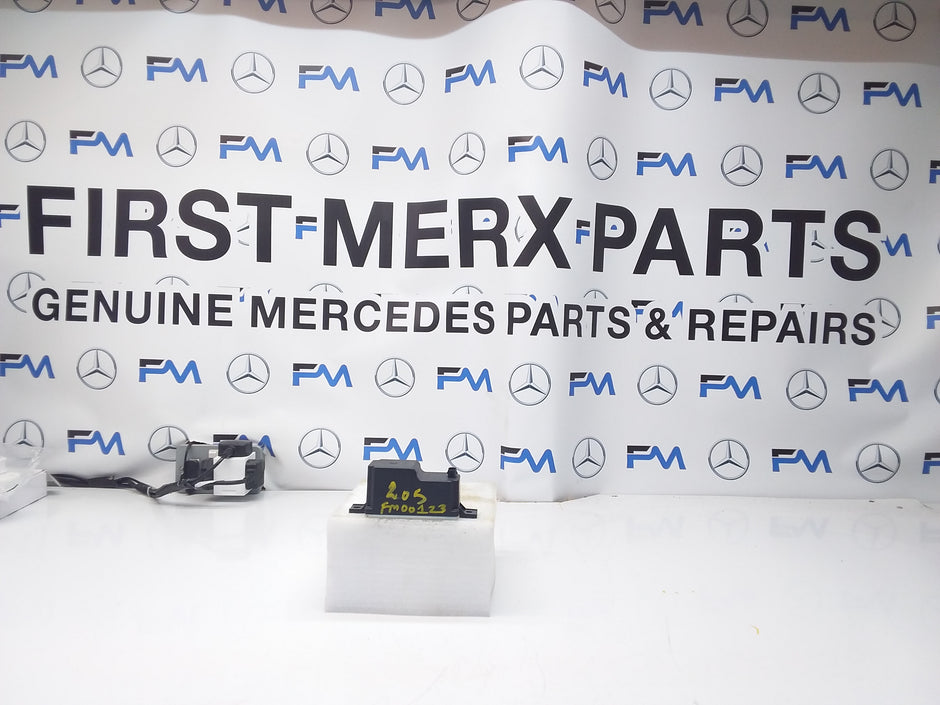 MERCEDES C-CLASS VOLTAGE CONVERTER AUXILIARY BATTERY W205 A2059053413 FM00123