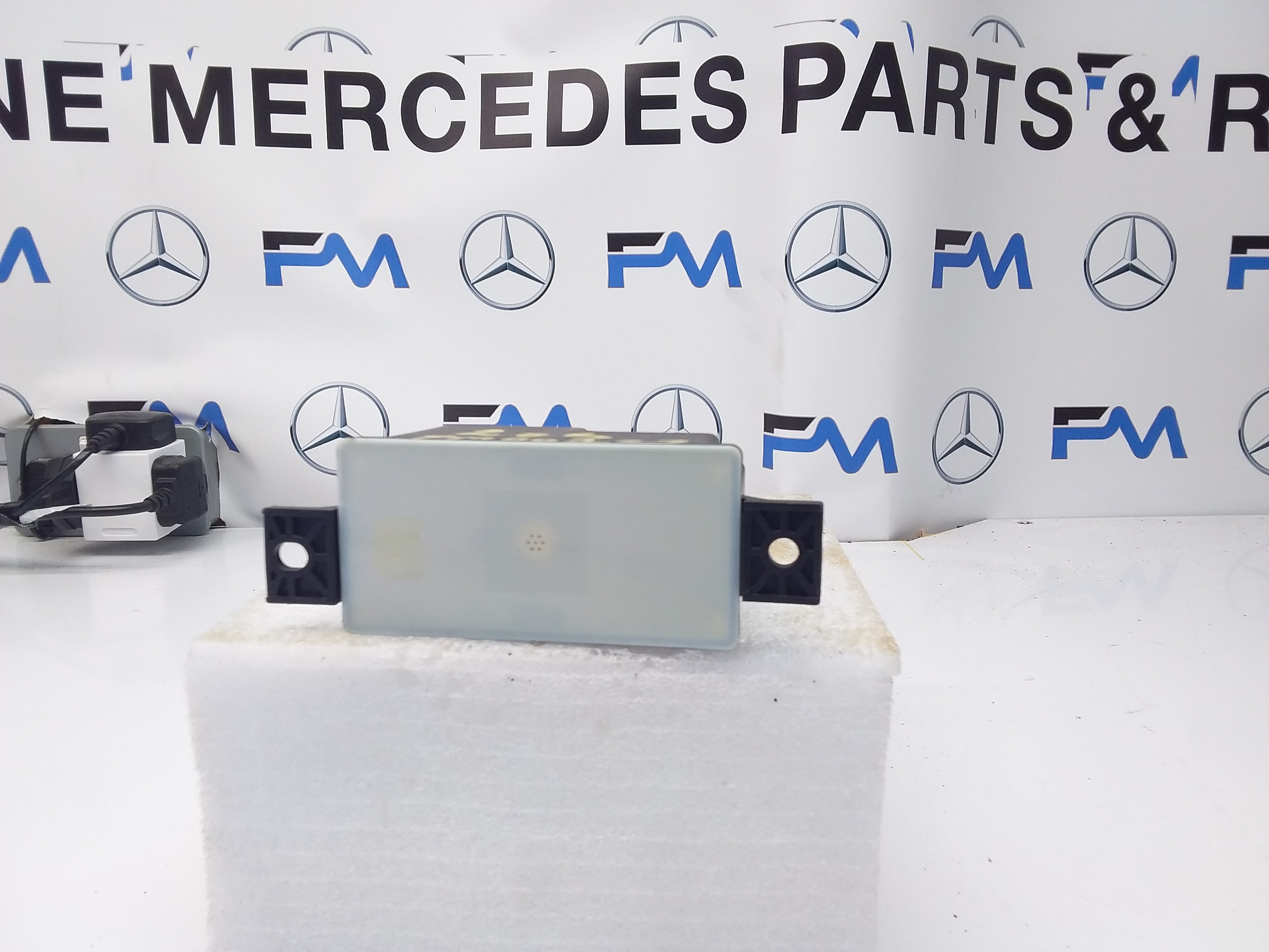 MERCEDES C-CLASS VOLTAGE CONVERTER AUXILIARY BATTERY W205 A2059053413 FM00123