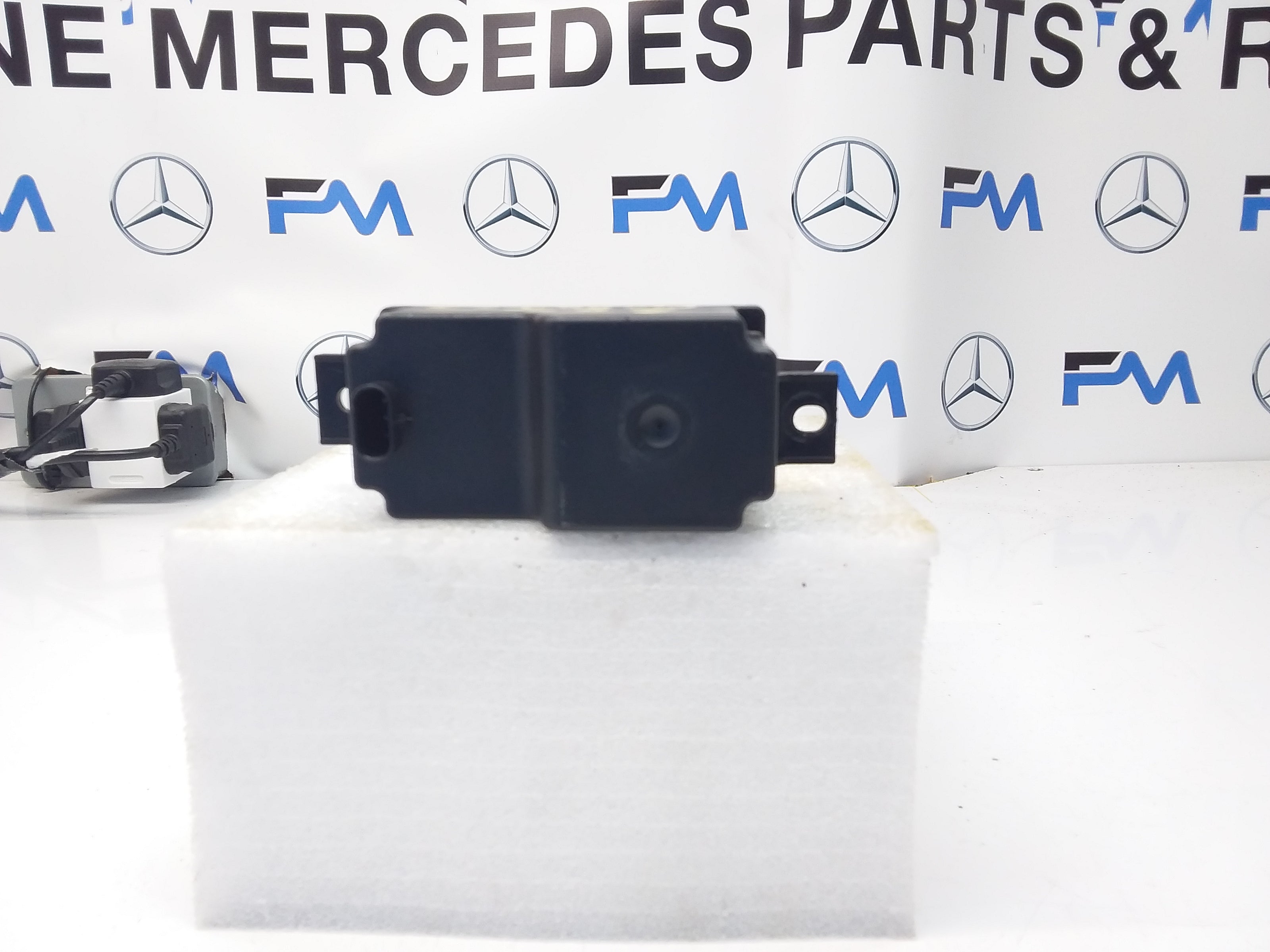 MERCEDES C-CLASS VOLTAGE CONVERTER AUXILIARY BATTERY W205 A2059053413 FM00123