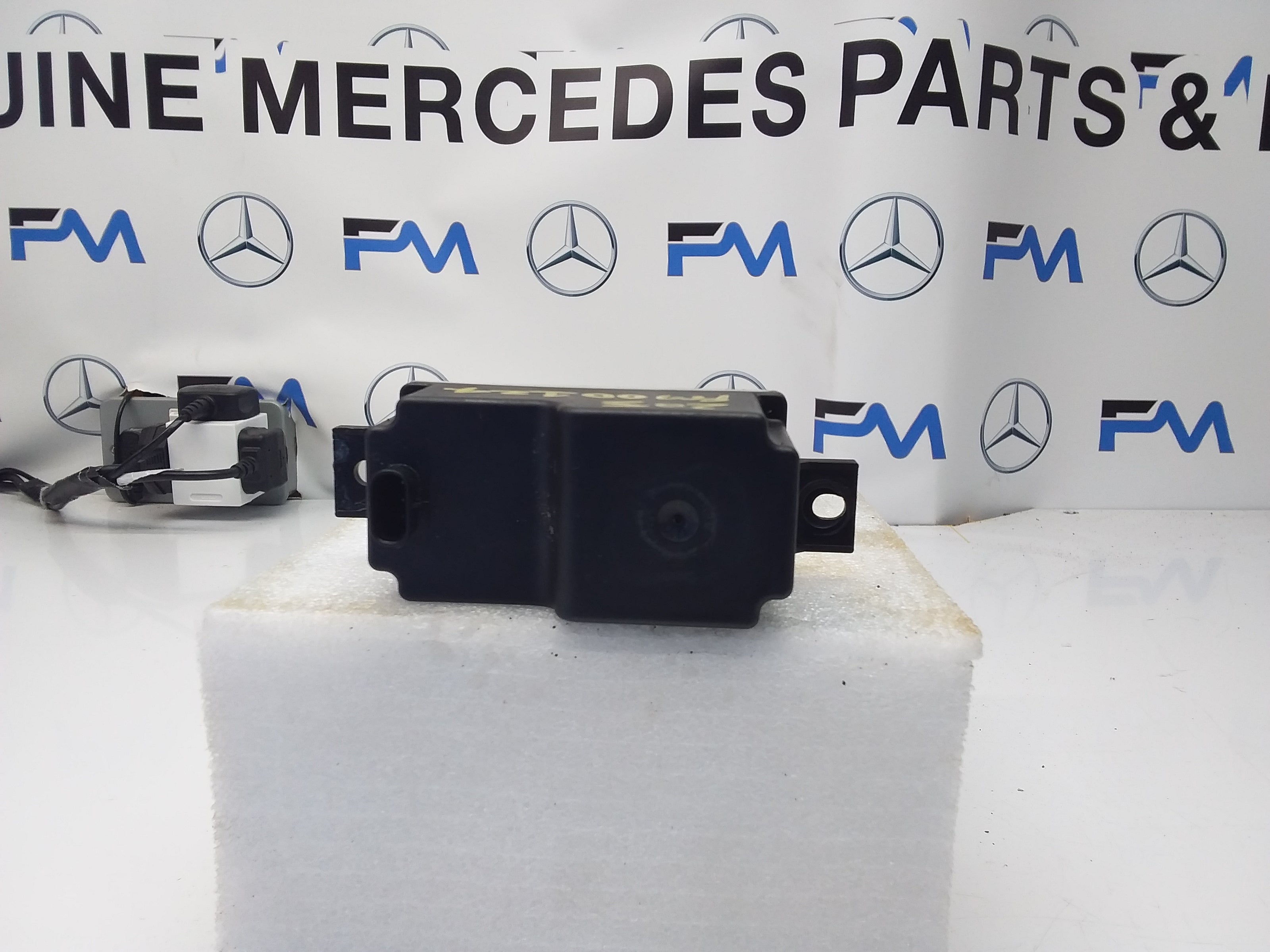 MERCEDES C-CLASS VOLTAGE CONVERTER AUXILIARY BATTERY W205 A2059053413 FM00124