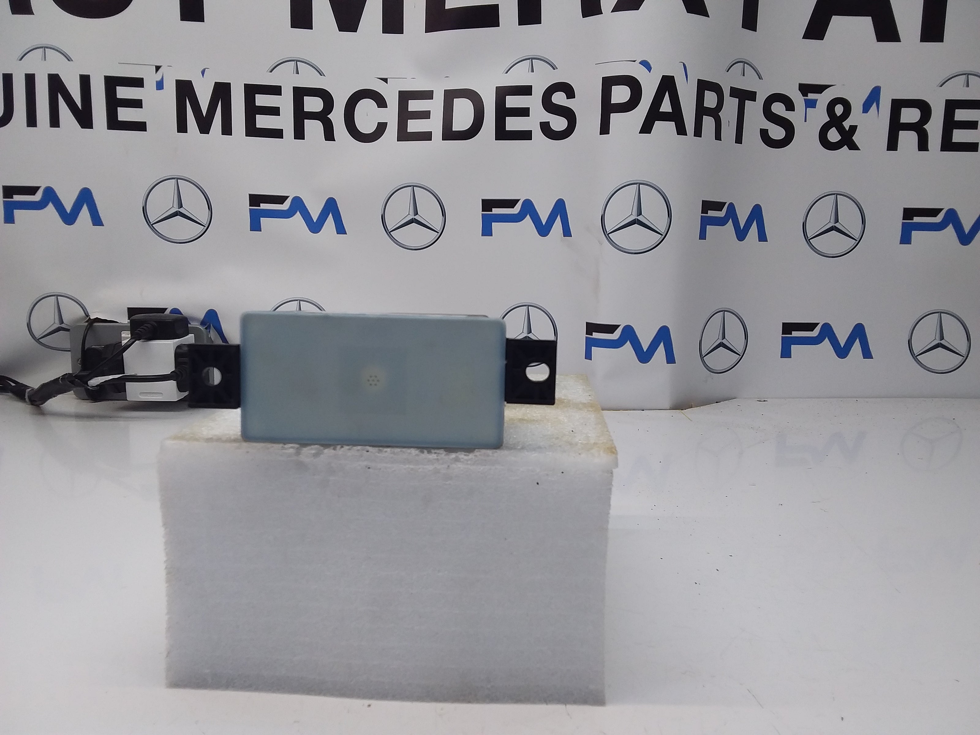 MERCEDES C-CLASS VOLTAGE CONVERTER AUXILIARY BATTERY W205 A2059053413 FM00127