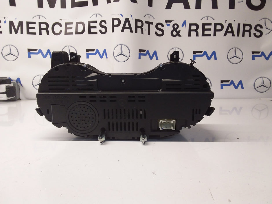 MERCEDES GLA 2014-2018 W156 A1569009902 FM001 SPEEDOMETER INSTRUMENT CLUSTER 2015
