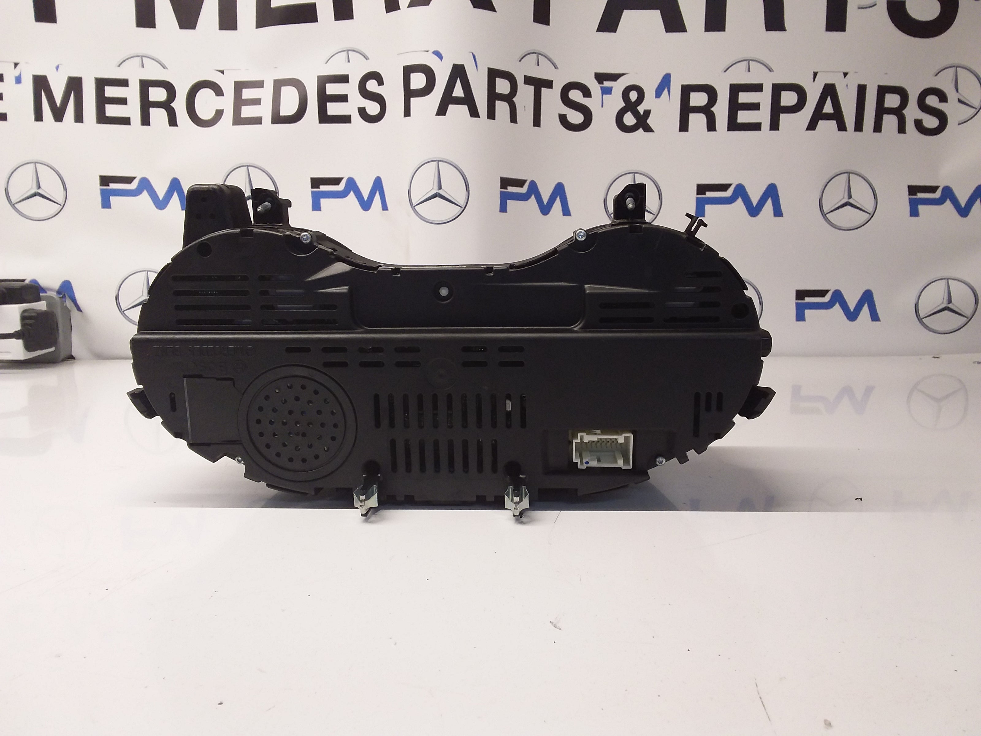 MERCEDES GLA 2014-2018 W156 A1569009902 FM001 SPEEDOMETER INSTRUMENT CLUSTER 2015