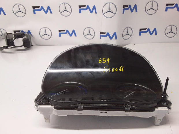 MITSUBISHI OUTLANDER 8100C659 SPEEDOMETER INSTRUMENT CLUSTER FM0066