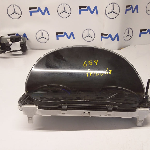 MITSUBISHI OUTLANDER 8100C659 SPEEDOMETER INSTRUMENT CLUSTER FM0068