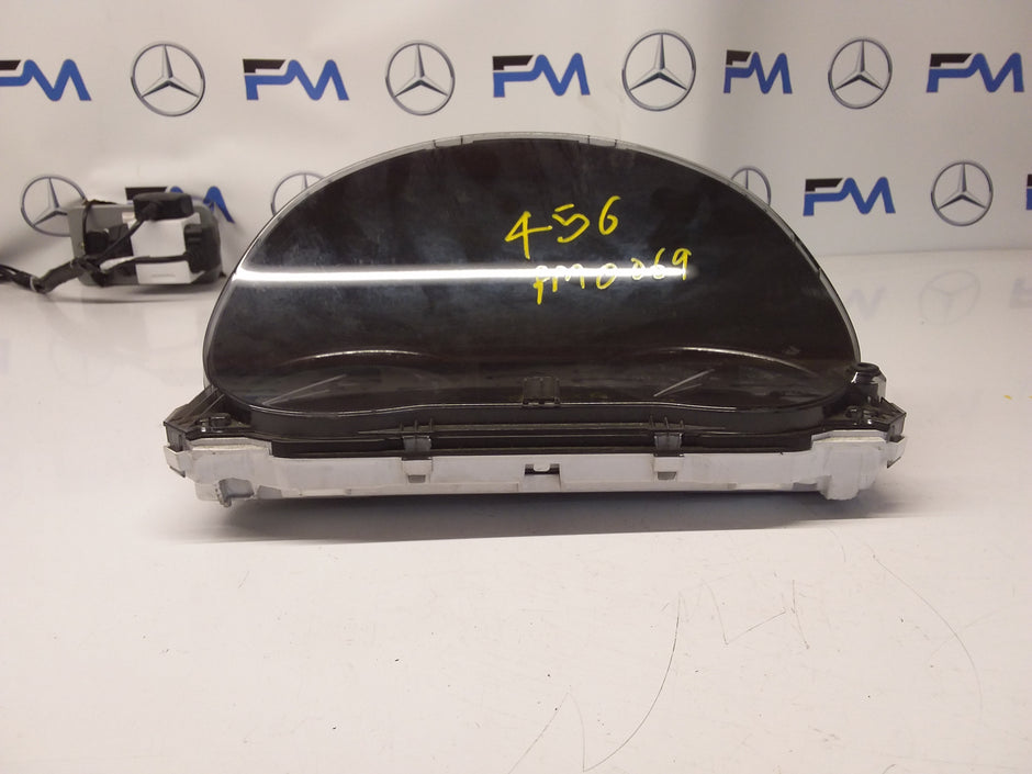 MITSUBISHI OUTLANDER 8100C456 SPEEDOMETER INSTRUMENT CLUSTER FM0069