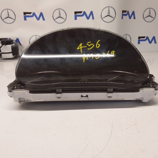 MITSUBISHI OUTLANDER 8100C456 SPEEDOMETER INSTRUMENT CLUSTER FM0069