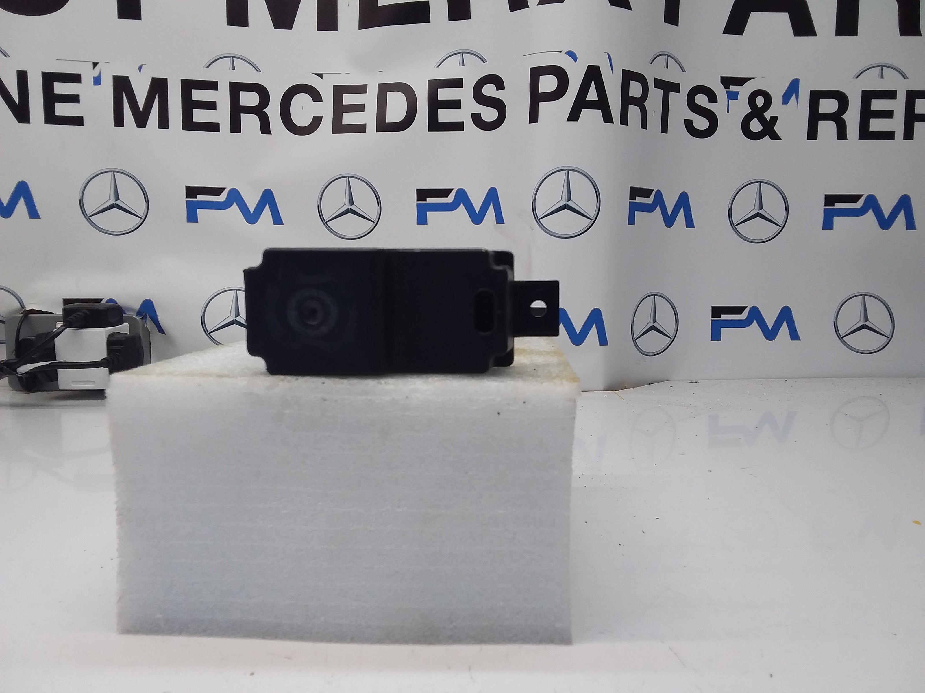 MERCEDES C-CLASS VOLTAGE CONVERTER AUXILIARY BATTERY W205 A2059053413 FM00126