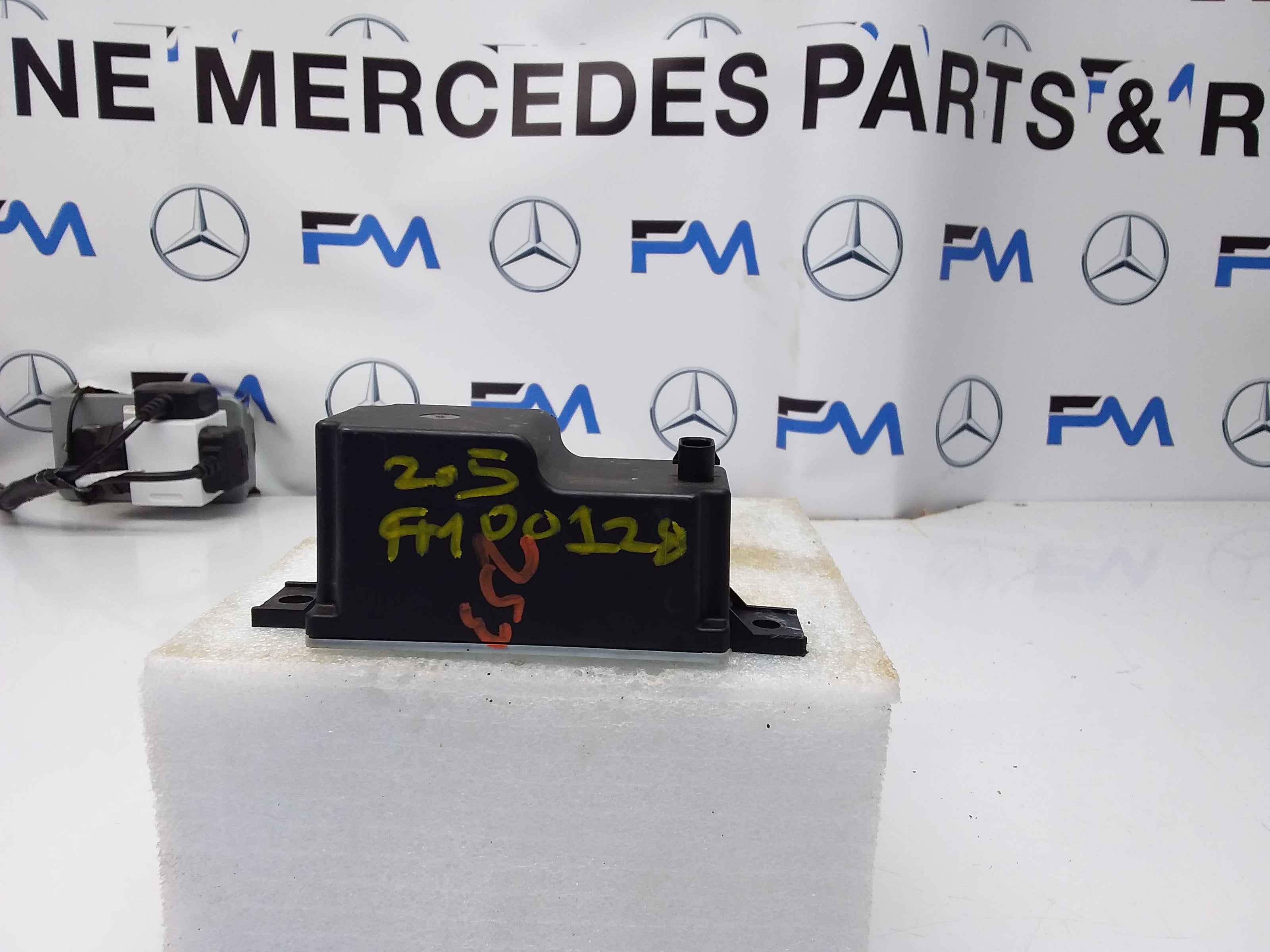 MERCEDES C-CLASS VOLTAGE CONVERTER AUXILIARY BATTERY W205 A2059053413 FM00128