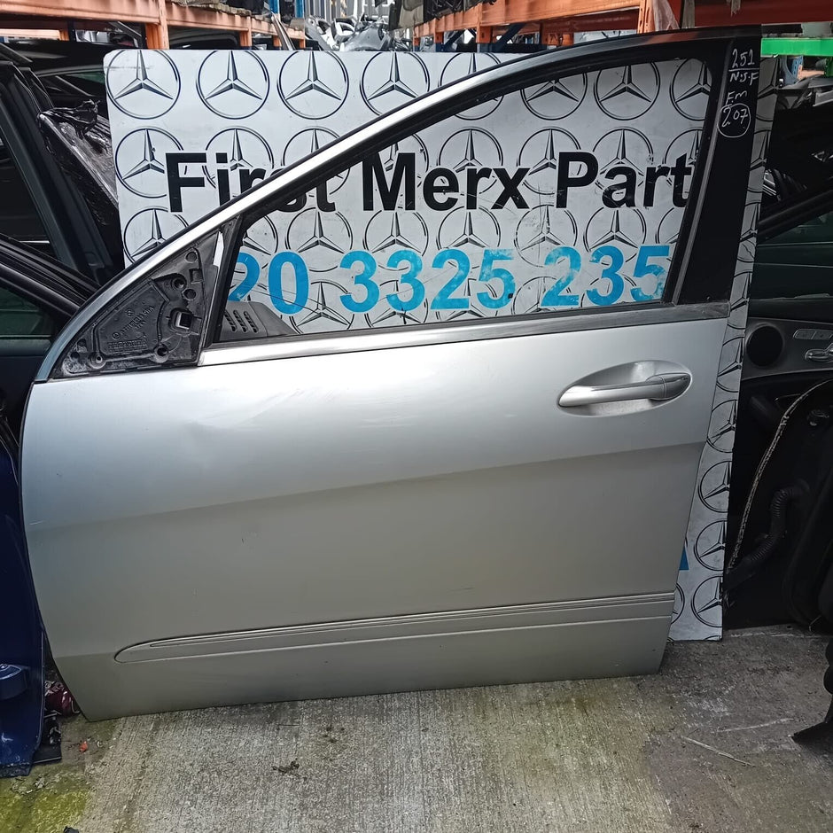 MERCEDES BENZ R-CLASS W251 PASSENGER SIDE FRONT DOOR ( NEAR SIDE FRONT )