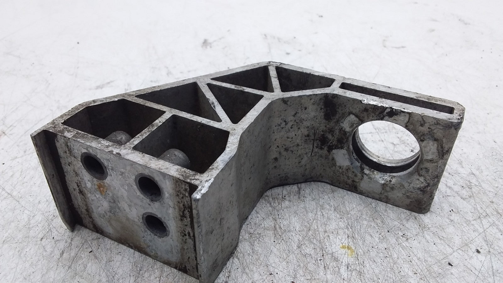 MERCEDES BENZ  C-CLASS  RADIATOR MOUNT BRACKET RIGHT SIDE   FMR400