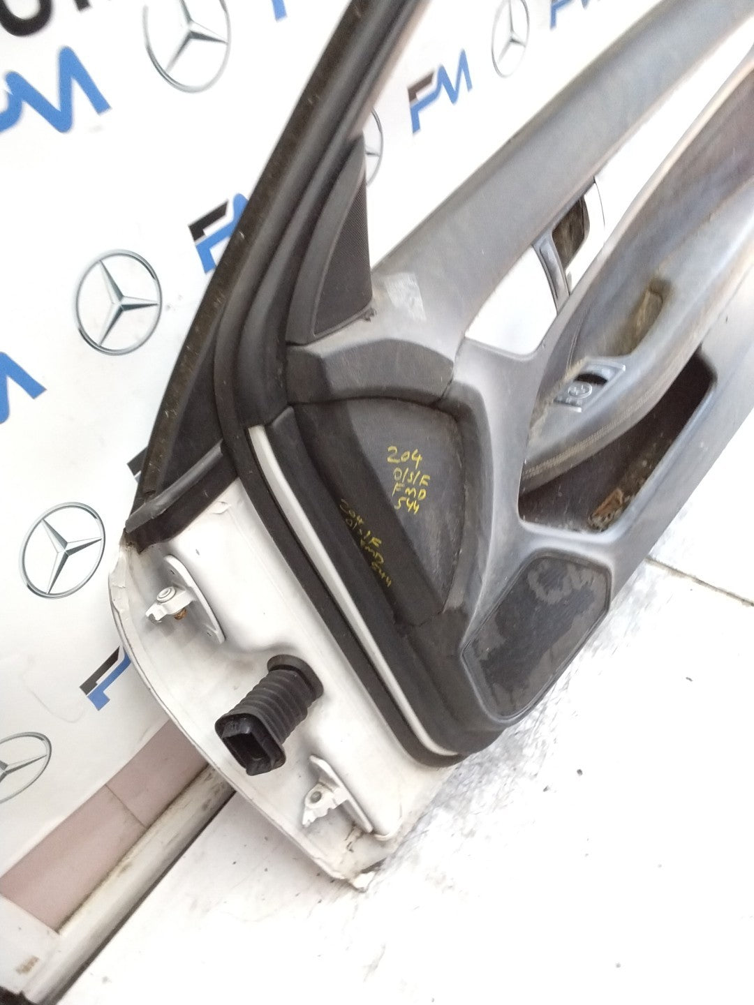 MERCEDES C-CLASS W204 SLN DRIVER FRONT DOOR OSF WHITE 2008-14 COMPLETE FMD544