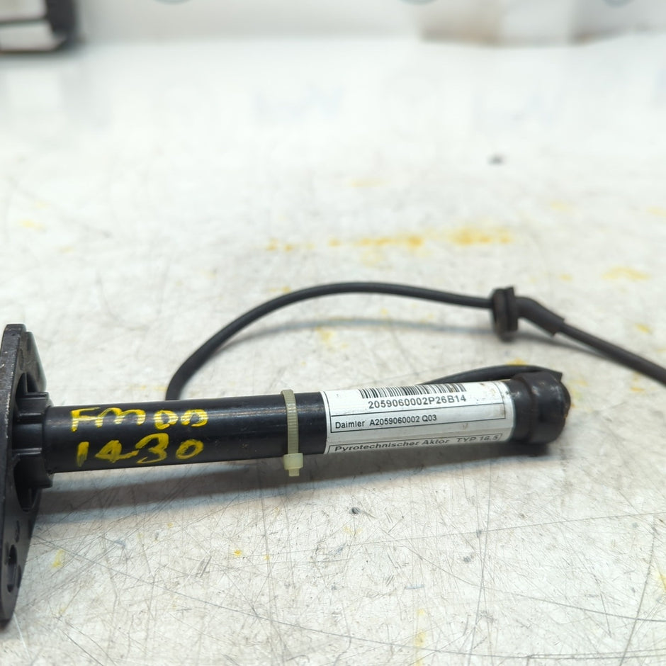 MERCEDES C CLASS W205 BONNET PEDESTRIAN ACTUATOR A2059060002 2014 FM001430