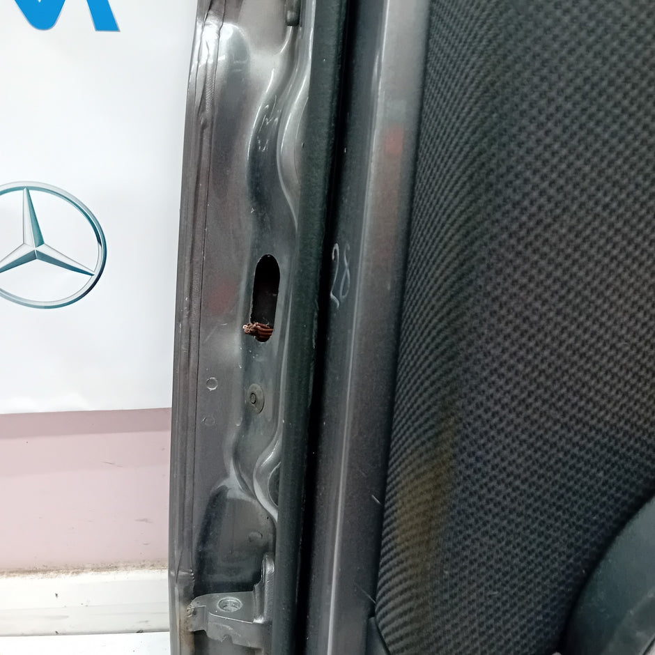 MERCEDES BENZ B-CLASS  W245  DRIVER SIDE REAR DOOR ( OFF SIDE REAR ) FM02