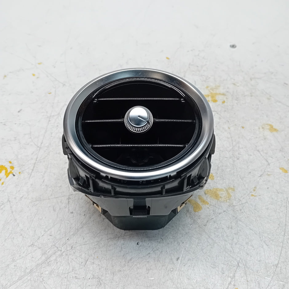 MERCEDES C-CLASS W205 DASHBOARD AIR VENT A2058301100 FM001185