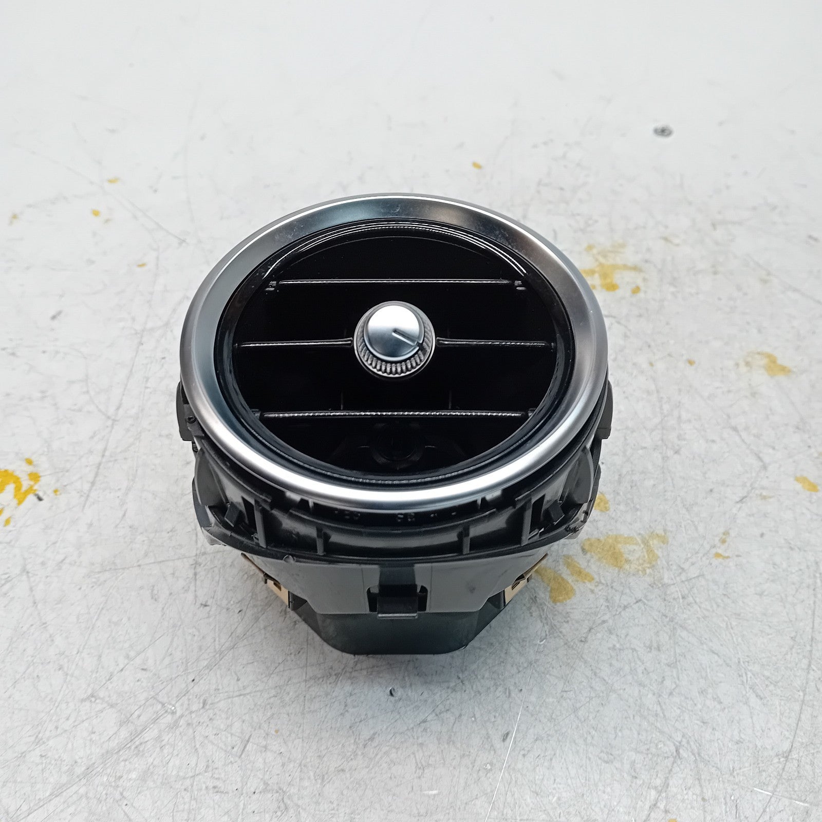 MERCEDES C-CLASS W205 DASHBOARD AIR VENT A2058301100 FM001185