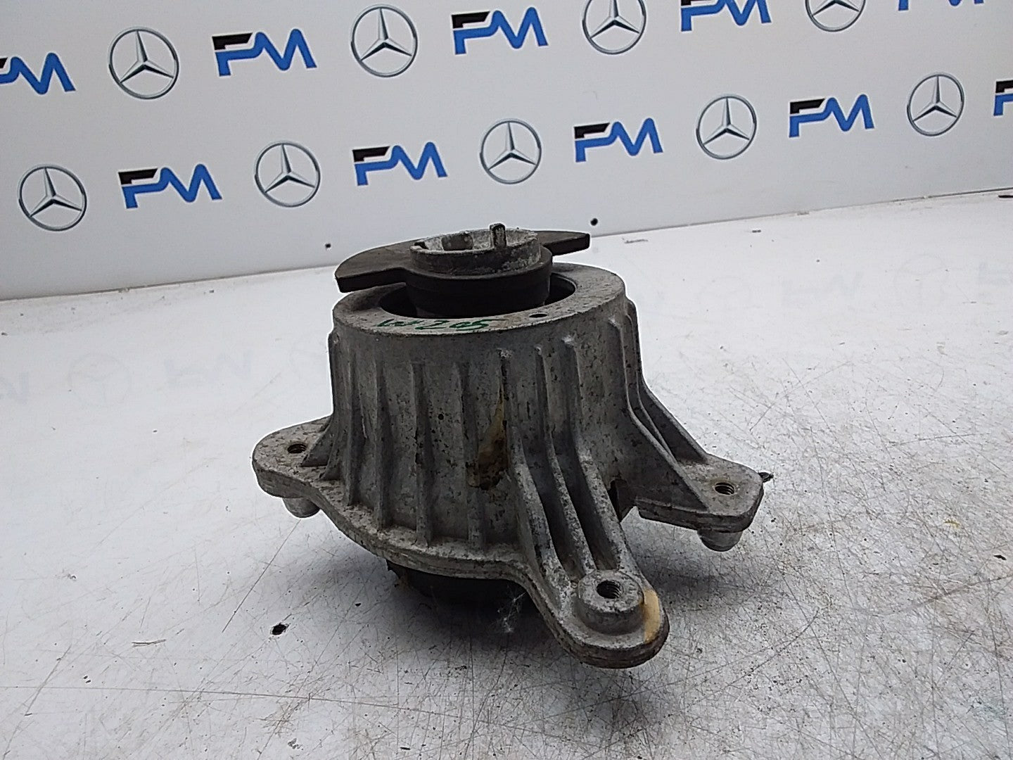 MERCEDES BENZ  C-CLASS W205  ENGINE MOUNT RIGHT OS A2052406717 FMR321