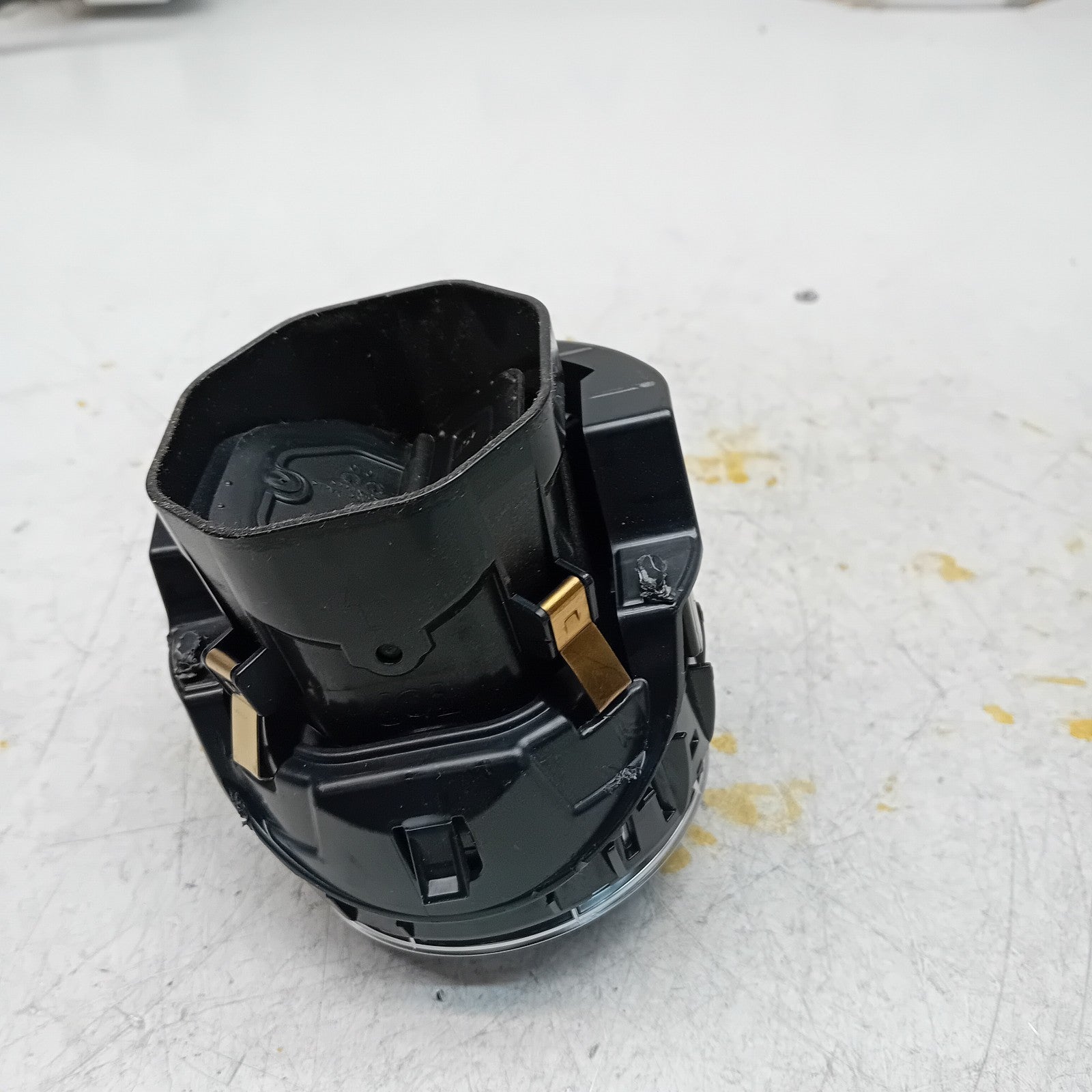 MERCEDES C-CLASS W205 DASHBOARD AIR VENT A2058301100 FM001185