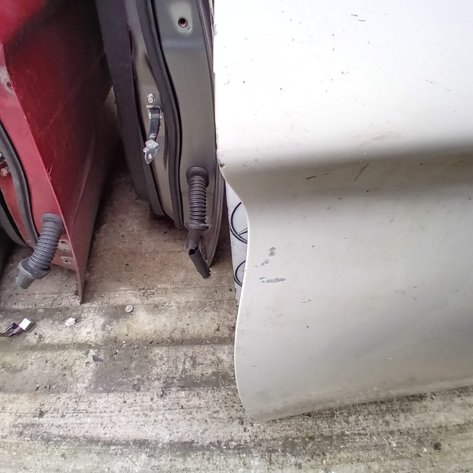 MITSUBISHI OUTLANDER PASSENGER SIDE FRONT DOOR ( NEAR SIDE FRONT )