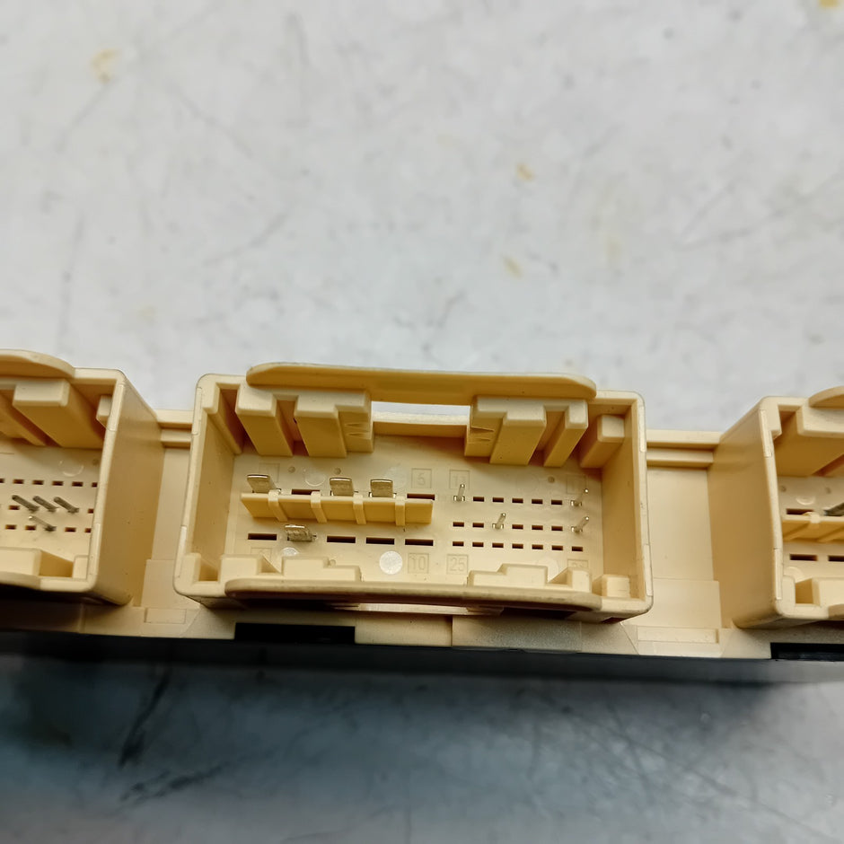 MERCEDES C-CLASS W205 FRONT LEFT SEAT CONTROL MODULE A2479003814 FM001195