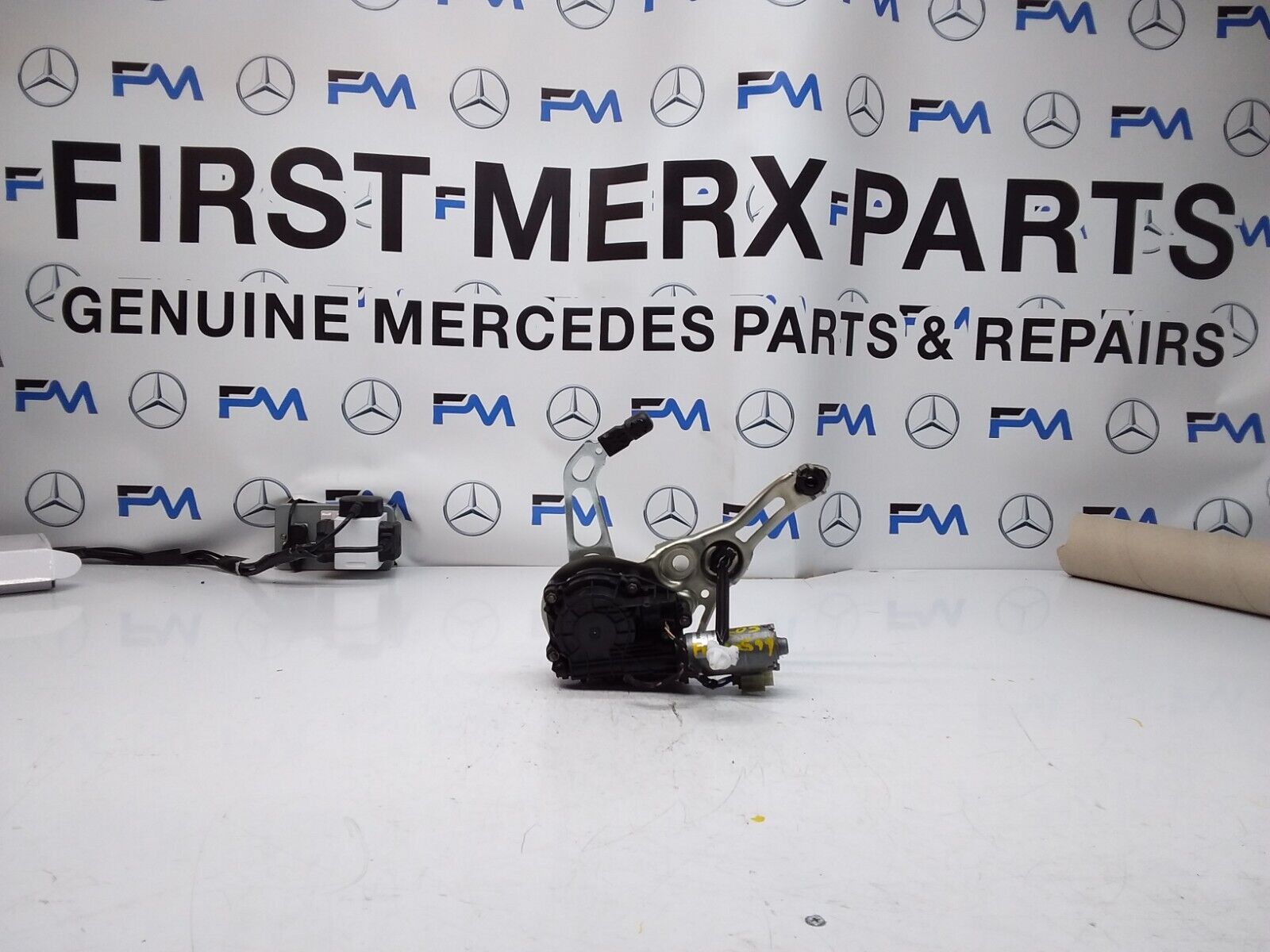 Mercedes C-CLASS W238 TAILGATE LIFT SOFT CLOSE 0390204 124 FM00599