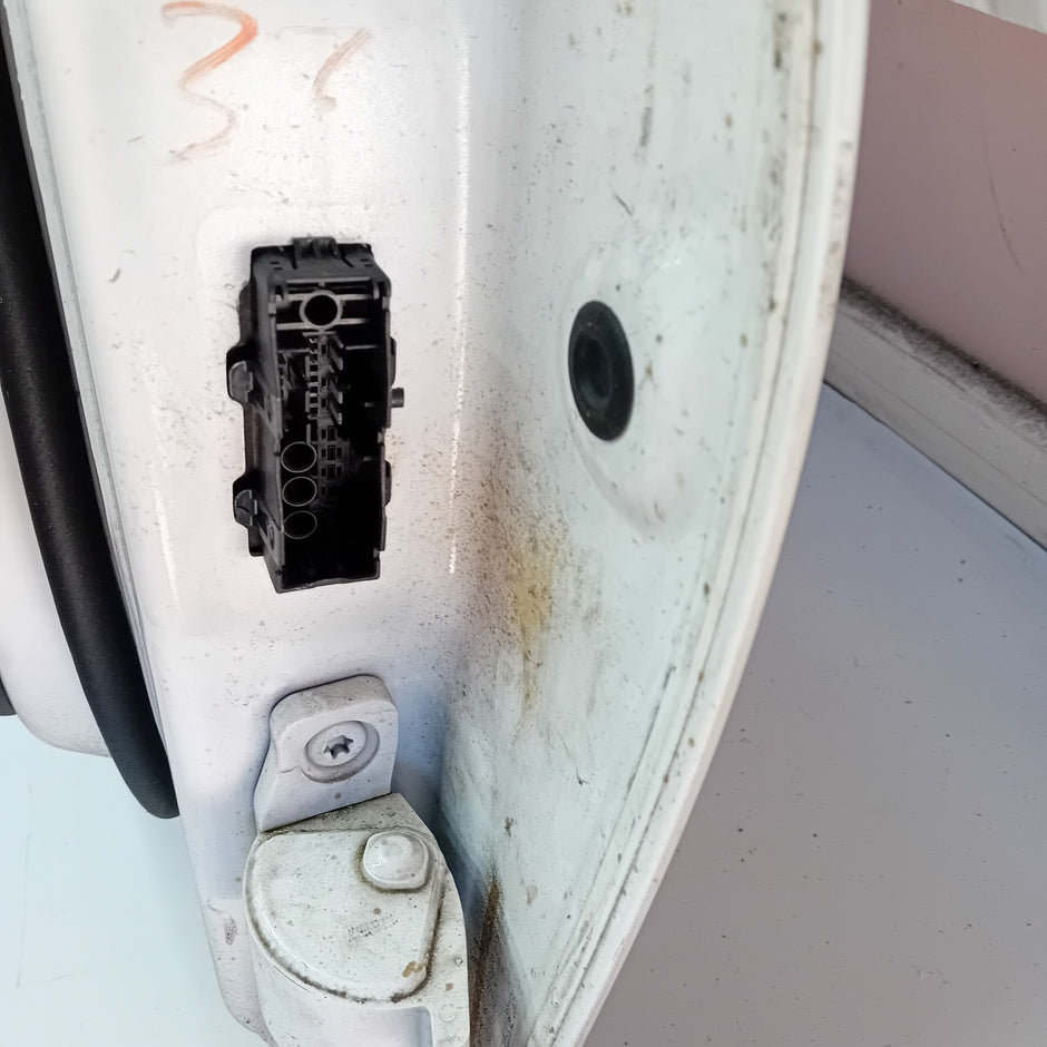 MERCEDES BENZ C-CLASS  W205 PASSENGER SIDE FRONT DOOR ( NEAR SIDE FRONT ) FM04