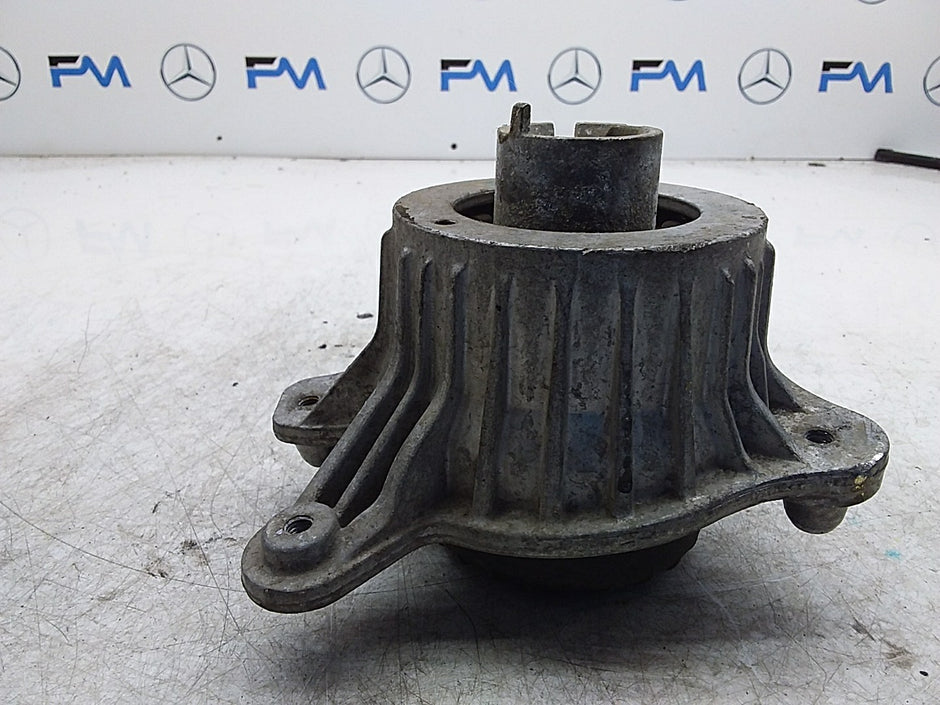 MERCEDES BENZ  C-CLASS  W205  ENGINE MOUNT LEFT NS A2052406617 FMR351