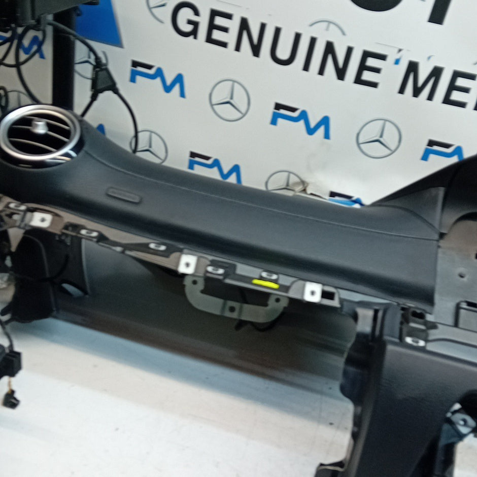 MERCEDES E-CLASS W213 DASHBOARD ASSEMBLY BLACK 2016 ON + 2 AIR VENT FM001300