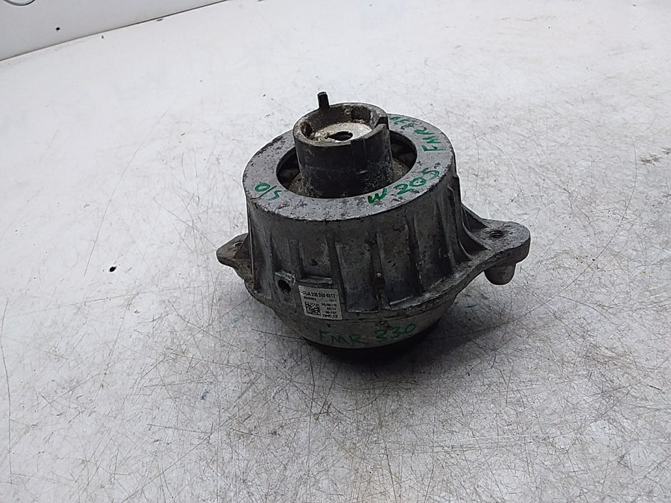 MERCEDES BENZ  C-CLASS W205  ENGINE MOUNT RIGHT OS A2052406517 FMR330
