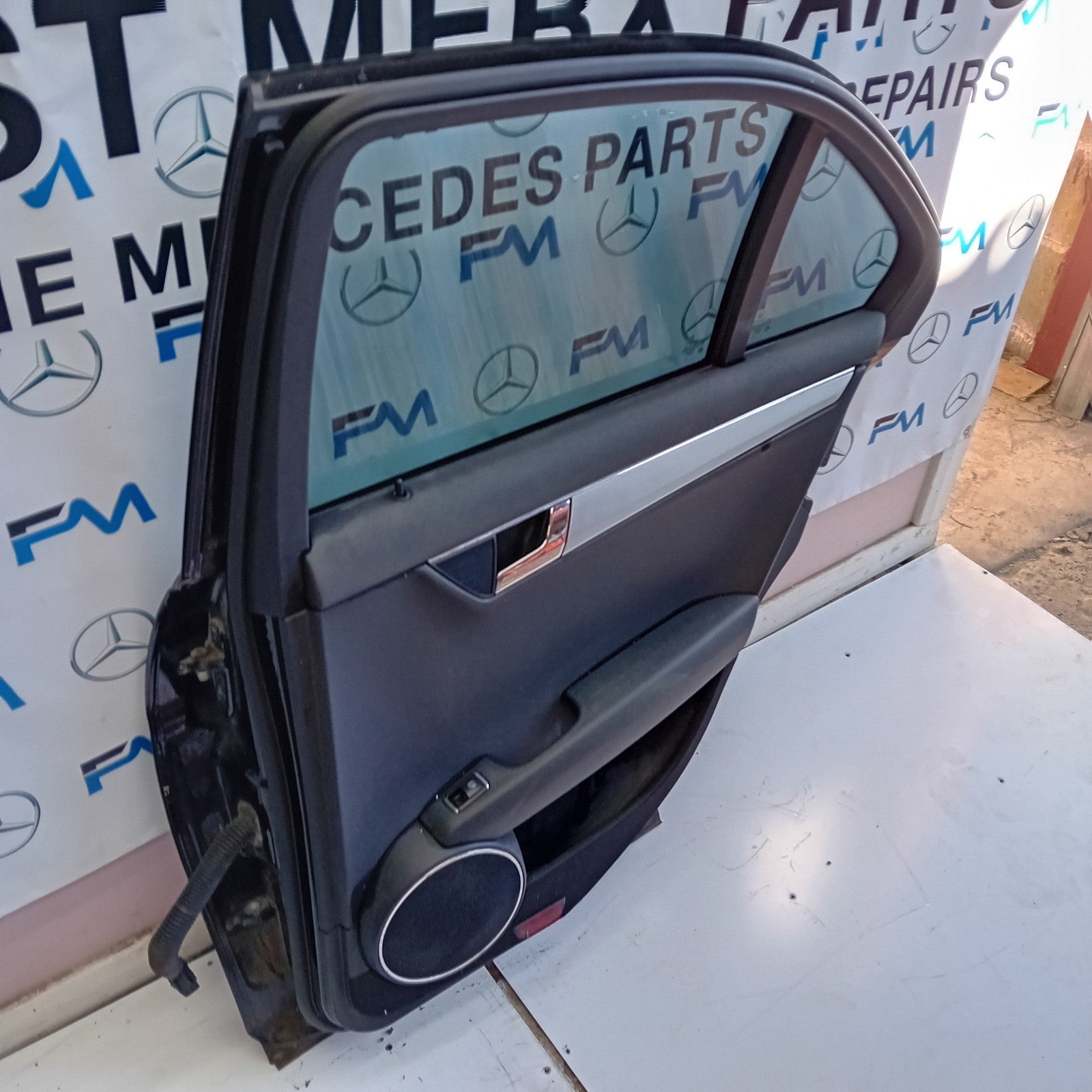 MERCEDES BENZ C-CLASS W204 DRIVER SIDE REAR DOOR ( OFF SIDE REAR ) FM010