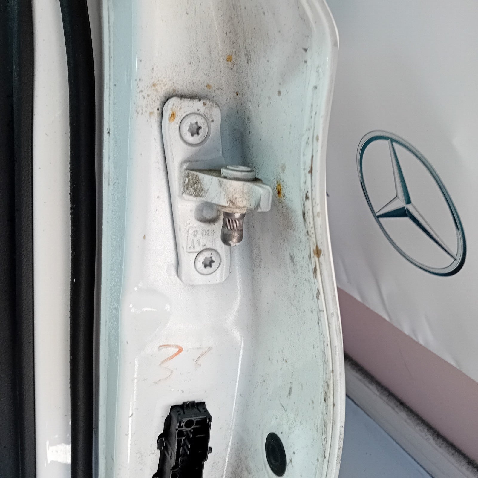 MERCEDES BENZ C-CLASS  W205 PASSENGER SIDE FRONT DOOR ( NEAR SIDE FRONT ) FM04