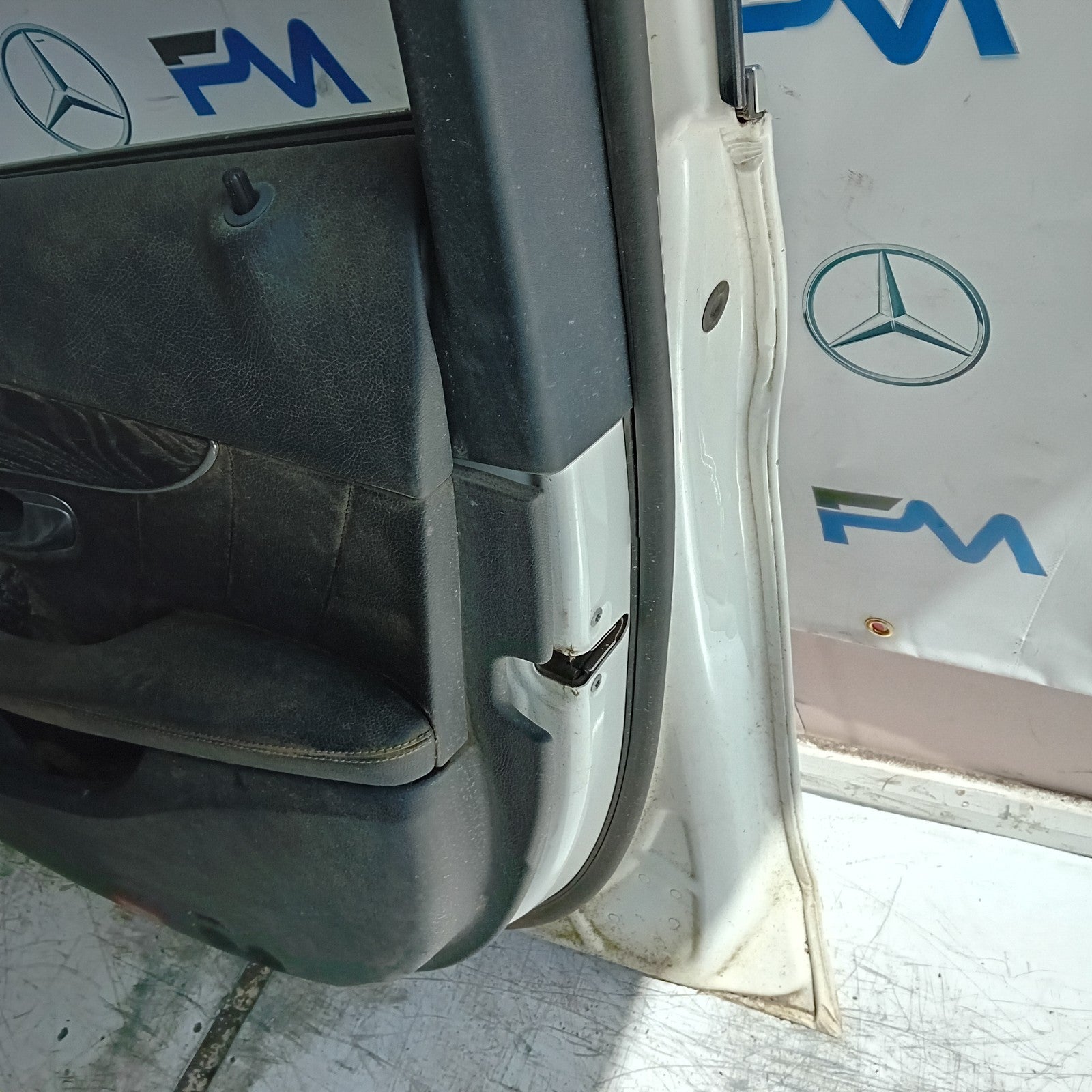 MEECEDS C-CLASS W205 DRIVER FRONT DOOR OSF WHITE 2014 ON COMPLETE FMD400