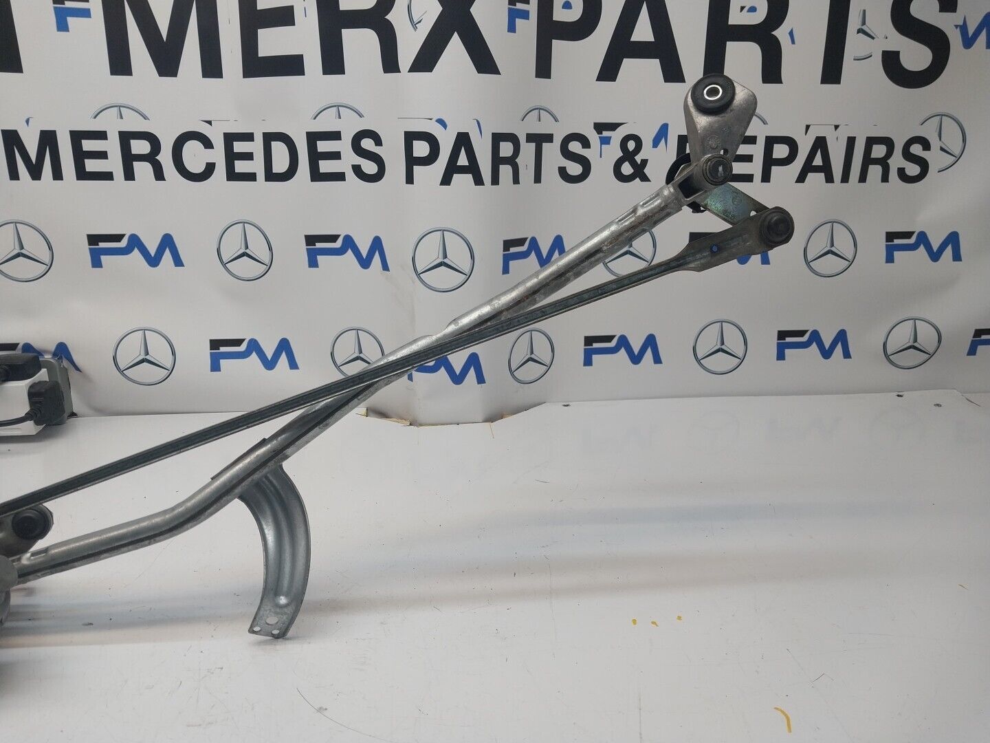 14-21 MERCEDES C CLASS WINDSCREEN WIPER MOTOR & LINKAGE FRONT A2058200940FM00213