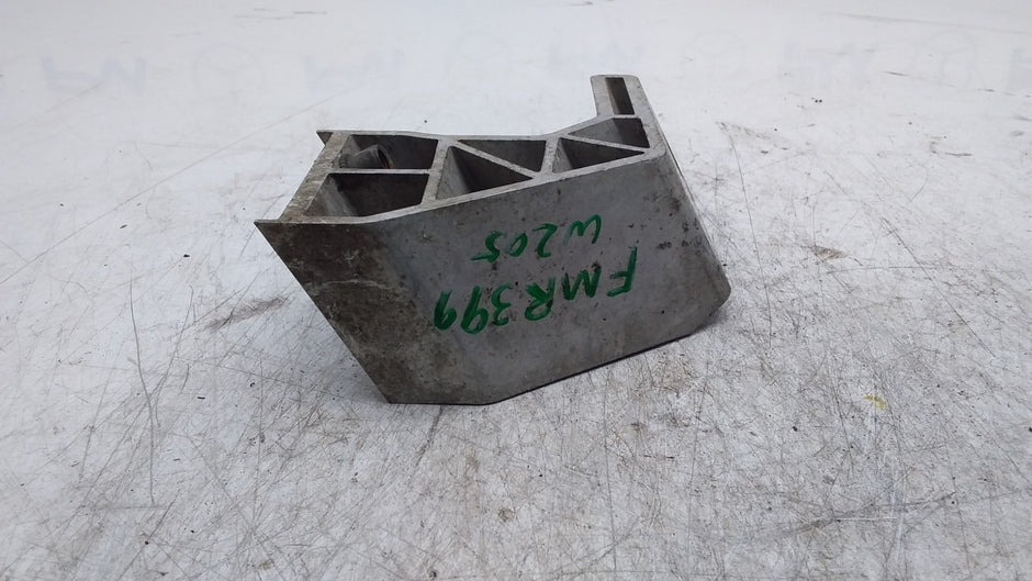 MERCEDES BENZ  C-CLASS  RADIATOR MOUNT BRACKET LEFT SIDE A2055014120  FMR399