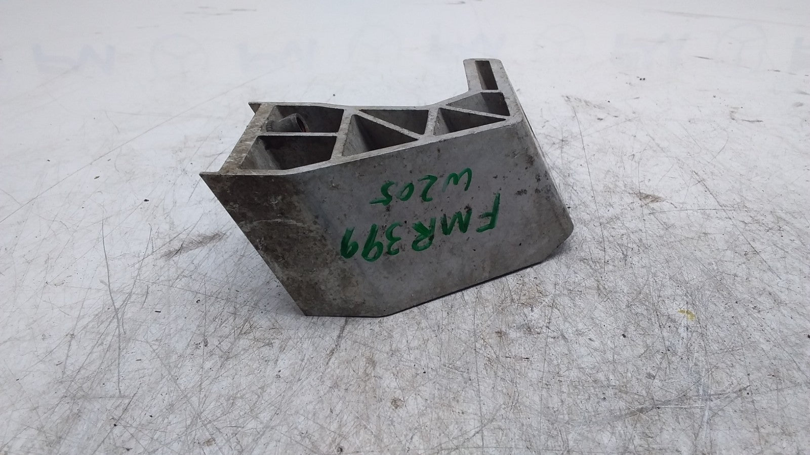 MERCEDES BENZ  C-CLASS  RADIATOR MOUNT BRACKET LEFT SIDE A2055014120  FMR399