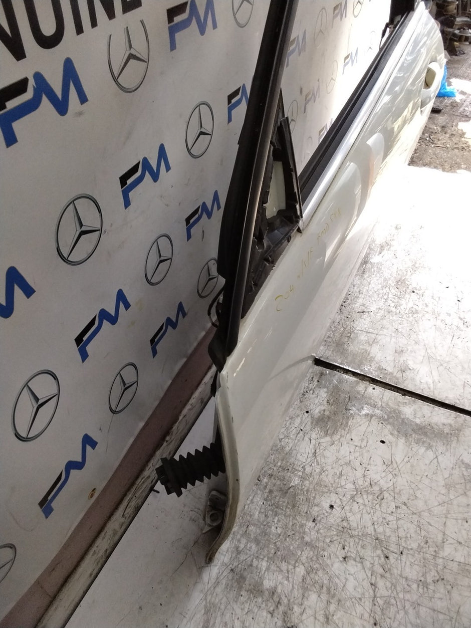 MERCEDES BENZ  C-CLS W204 SLN PASSENGER FRONT DOOR NSF WHITE 2008-14  FMD588
