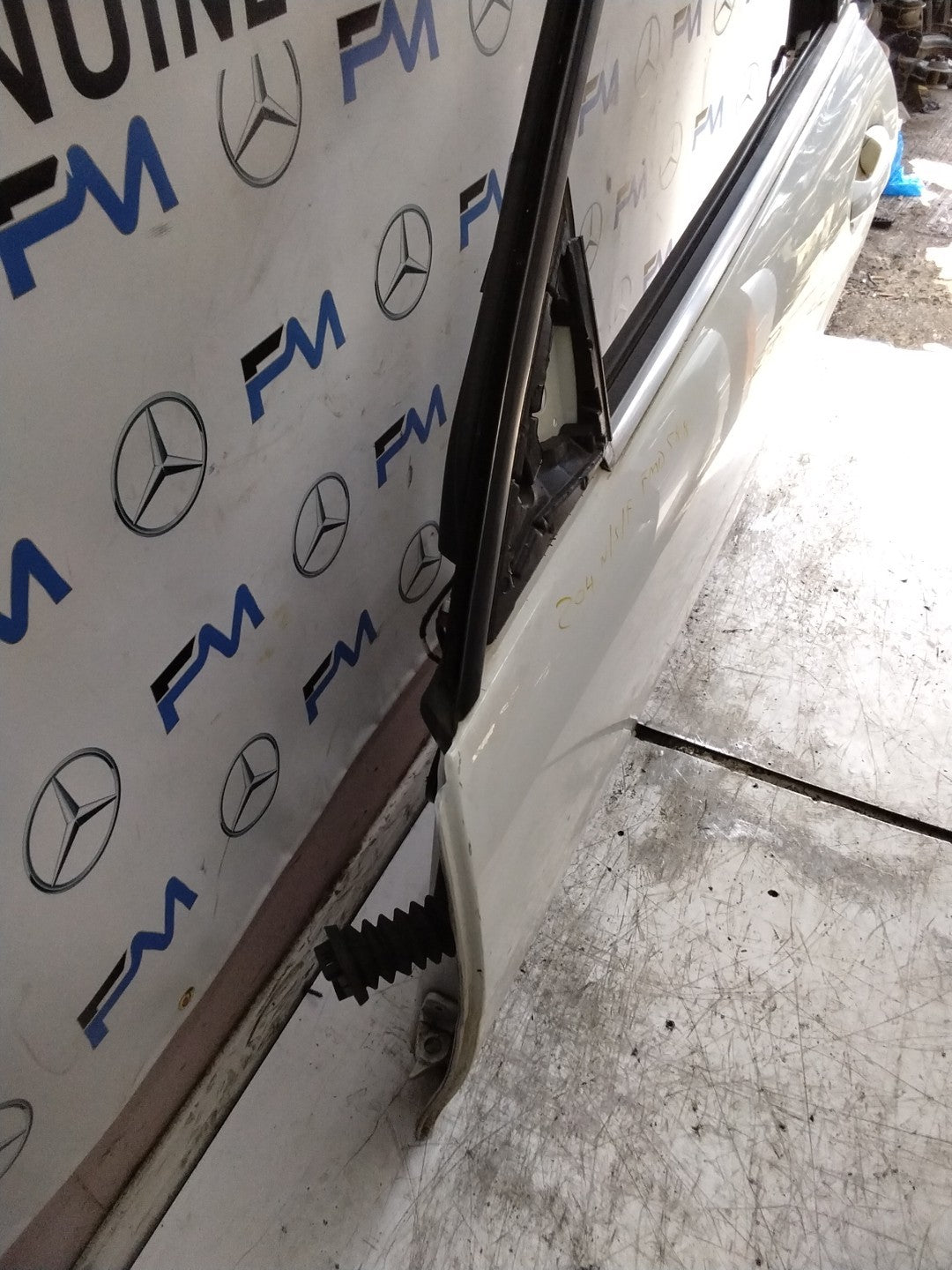 MERCEDES BENZ  C-CLS W204 SLN PASSENGER FRONT DOOR NSF WHITE 2008-14  FMD588