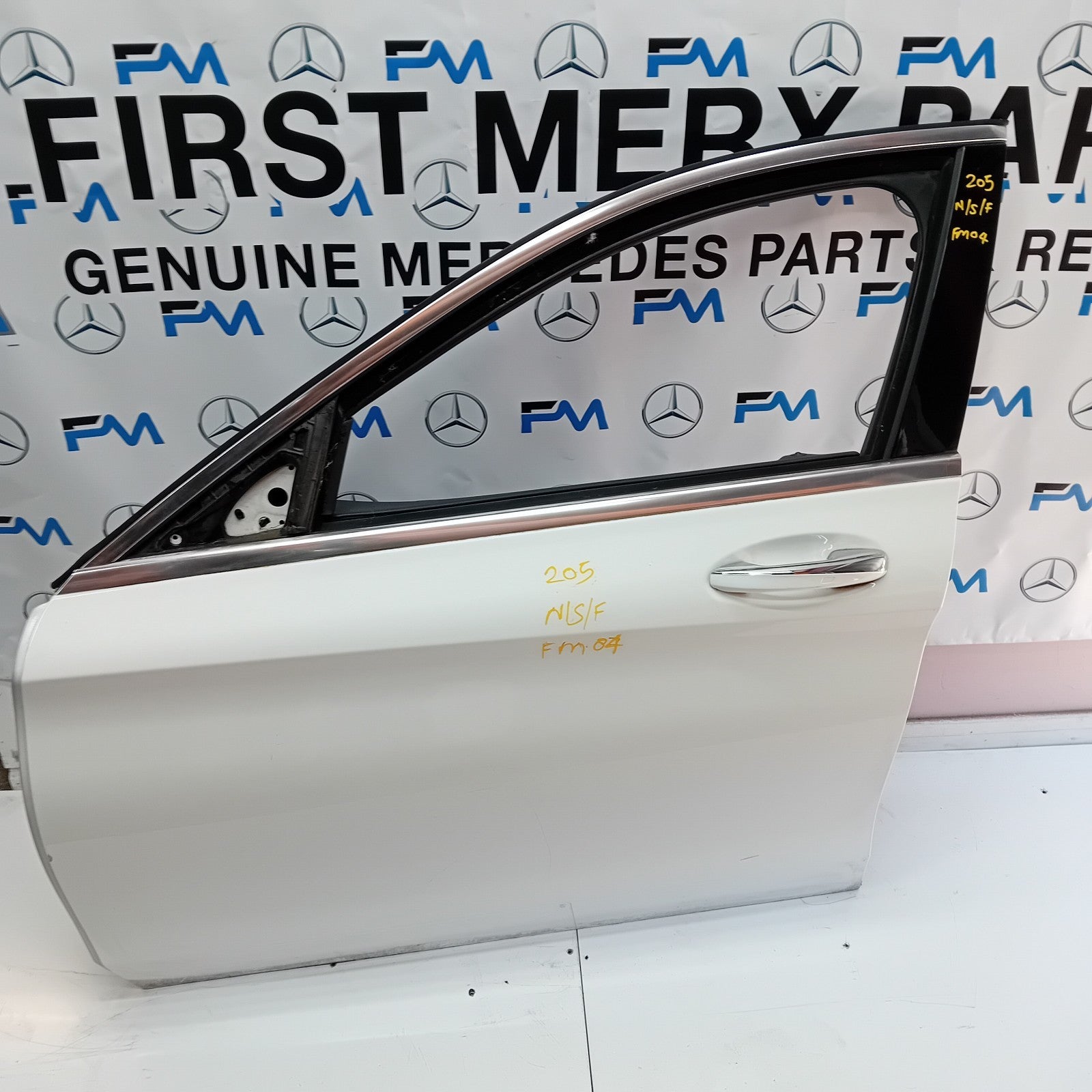 MERCEDES BENZ C-CLASS  W205 PASSENGER SIDE FRONT DOOR ( NEAR SIDE FRONT ) FM04