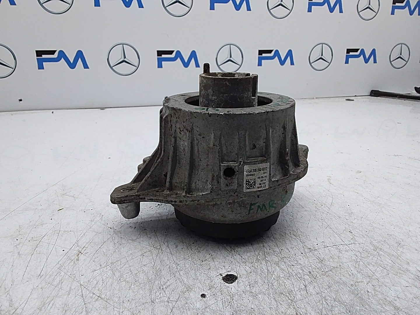 MERCEDES BENZ  C-CLASS W205  ENGINE MOUNT RIGHT OS A2052406517 FMR330