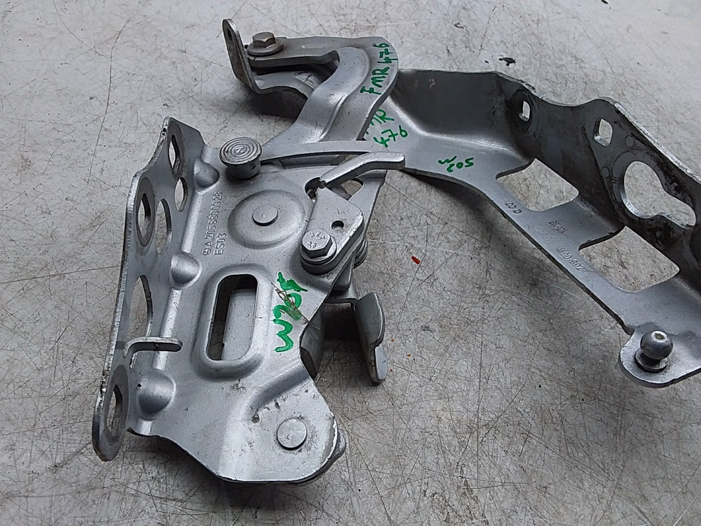 MERCEDES BENZ  C-CLASS W205 BONNET HINGE RIGHT DRIVER SIDE A2058800928 FMR476