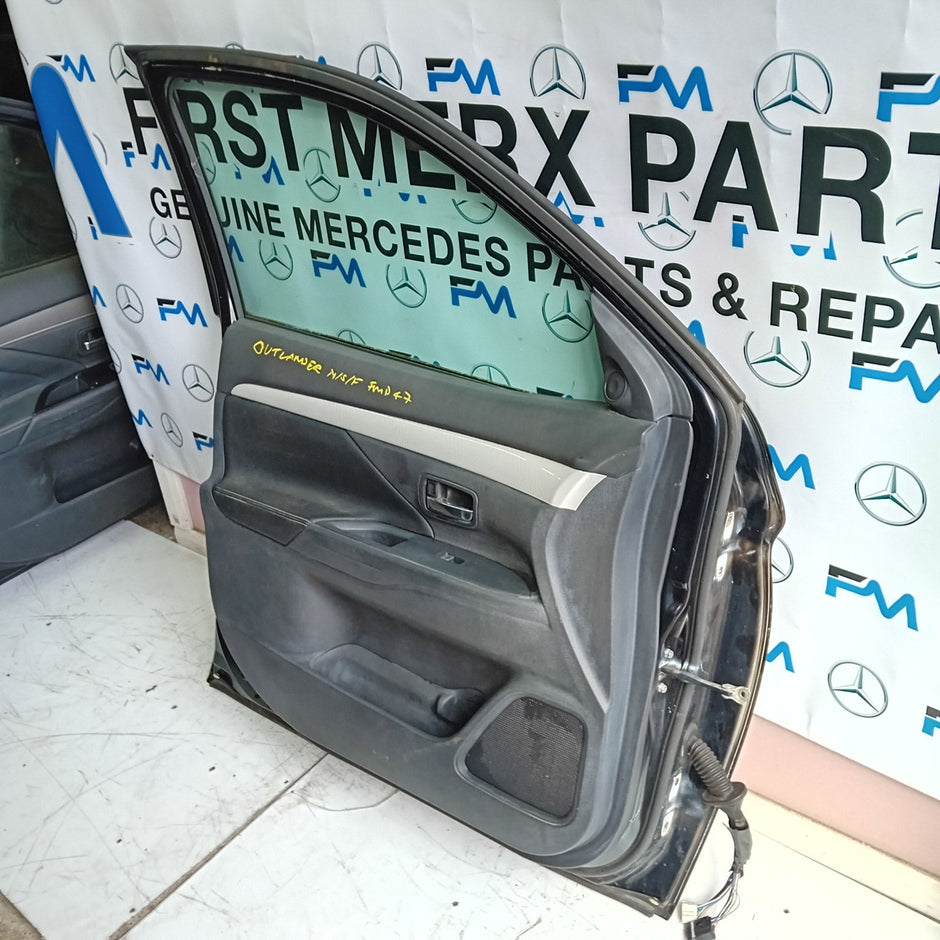 MITSUBISHI OUTLANDER  PASSENGER SIDE FRONT DOOR N/S/F COMPLETE BLACK FMD47