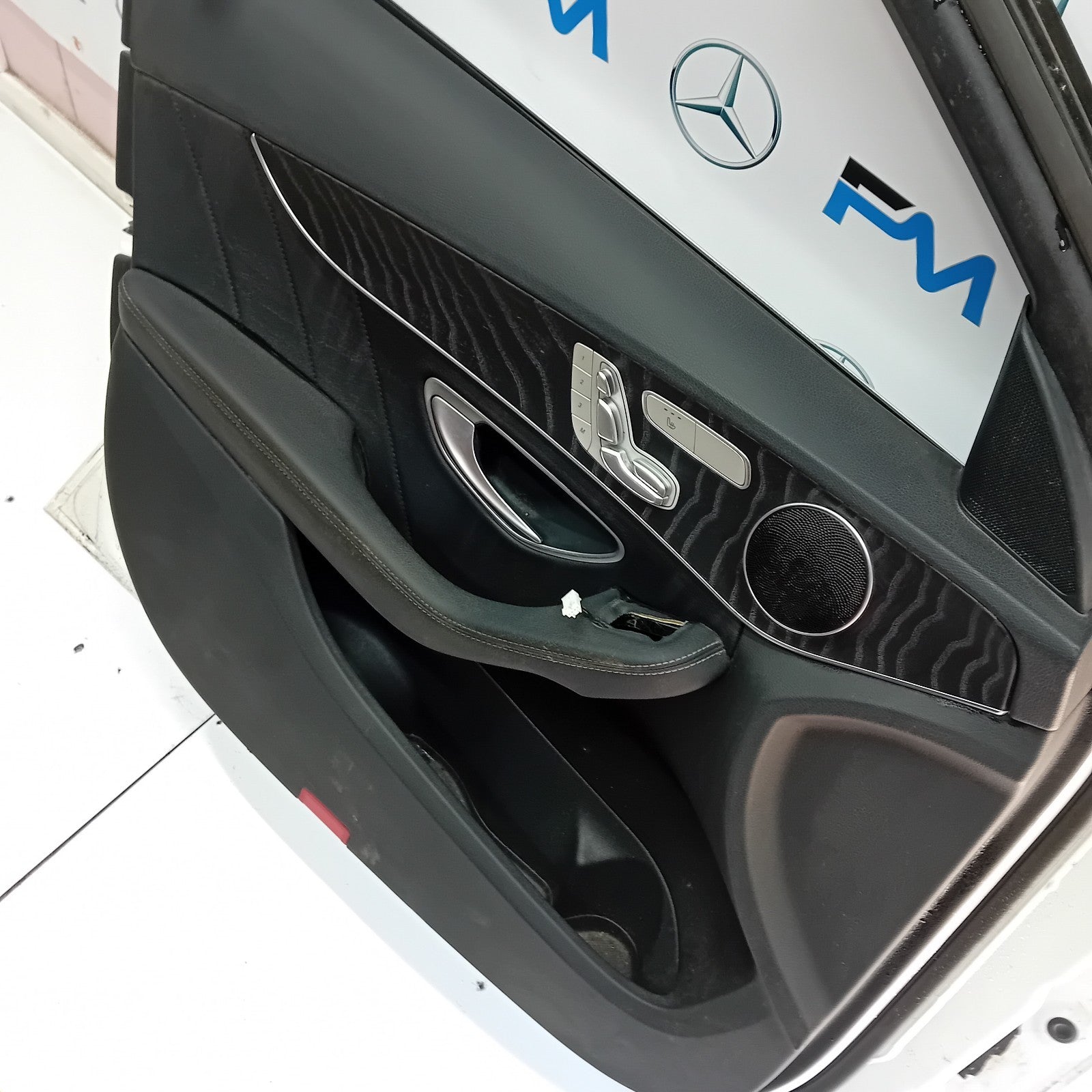 MERCEDES BENZ C-CLASS  W205 PASSENGER SIDE FRONT DOOR ( NEAR SIDE FRONT ) FM04