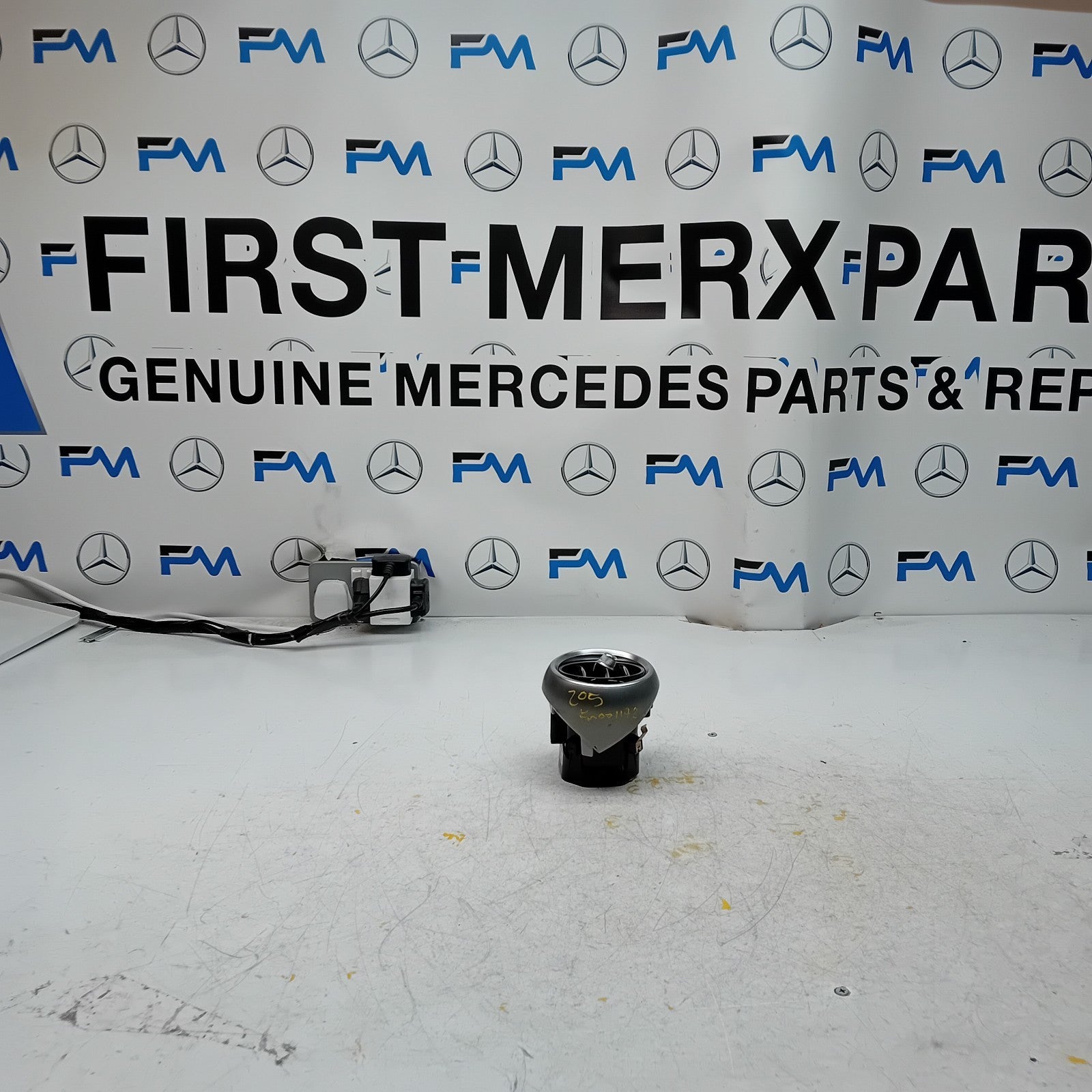 MERCEDES C-CLASS W205 DASHBOARD AIR VENT DRIVER SIDE 2014 A2058304400 FM001178