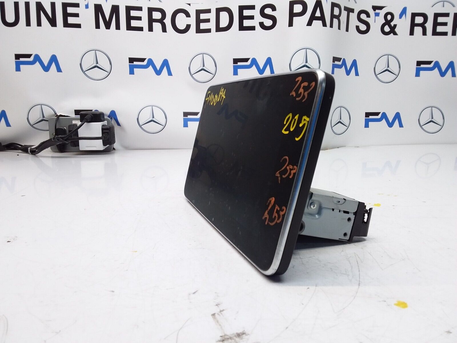 MERCEDES C-CLASS W205 2014-2018 SAT NAV MULTIMEDIA SCREEN A2059002211 FM00694
