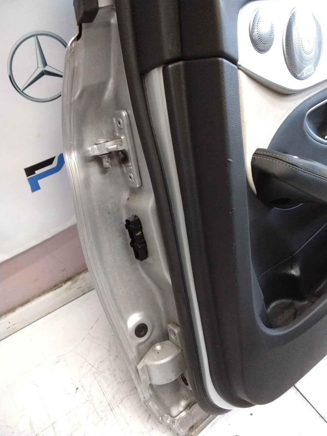 MERCEDES BENZ  C-CLASS W205 DRIVER SIDE REAR DOOR O/S/R COMPLETE SILVER FMD100
