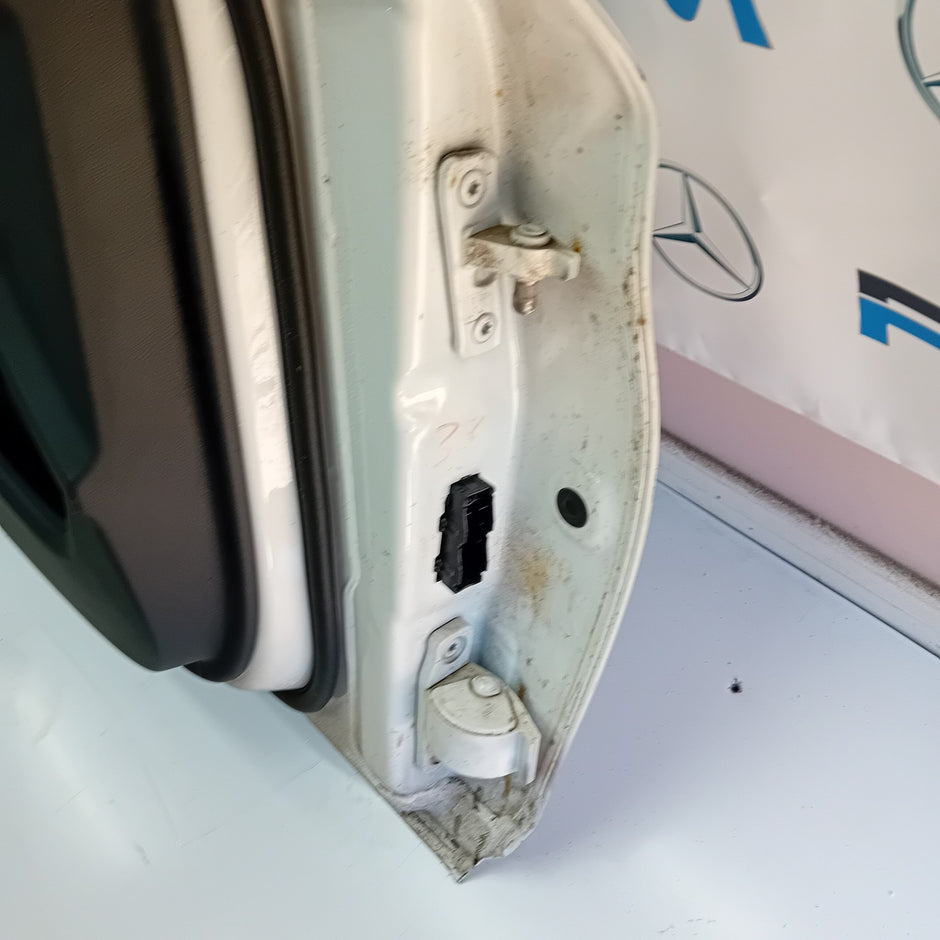 MERCEDES BENZ C-CLASS  W205 PASSENGER SIDE FRONT DOOR ( NEAR SIDE FRONT ) FM04