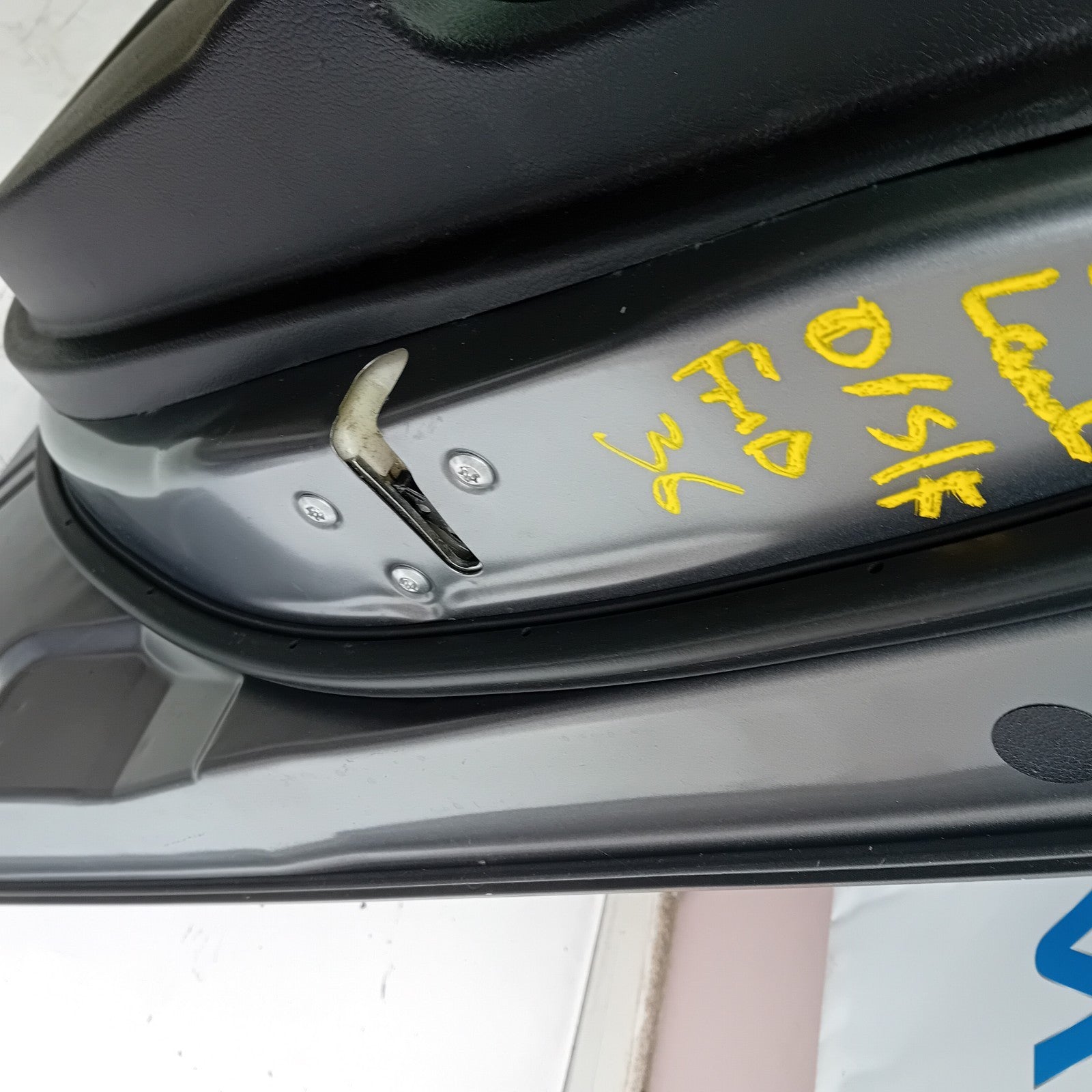 MITSUBISH OUTLANDER DRIVER SIDE FRONT DOOR O/S/F COMPLETE SILVER FMD36