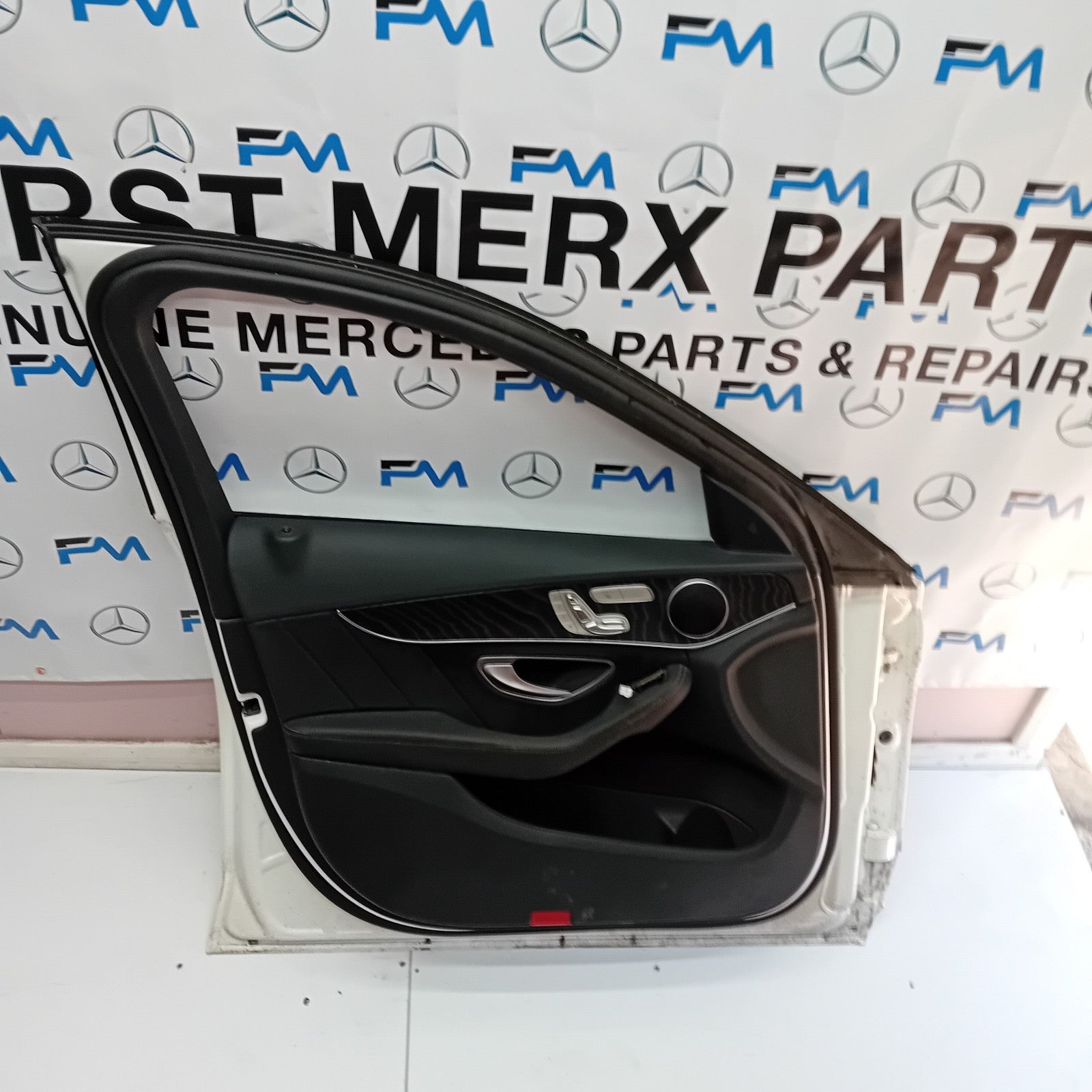 MERCEDES BENZ C-CLASS  W205 PASSENGER SIDE FRONT DOOR ( NEAR SIDE FRONT ) FM04
