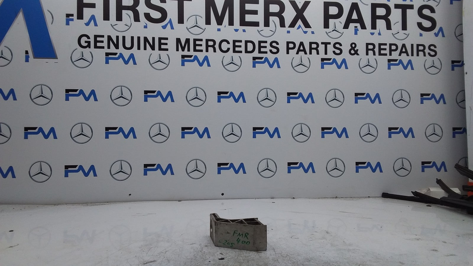 MERCEDES BENZ  C-CLASS  RADIATOR MOUNT BRACKET RIGHT SIDE   FMR400